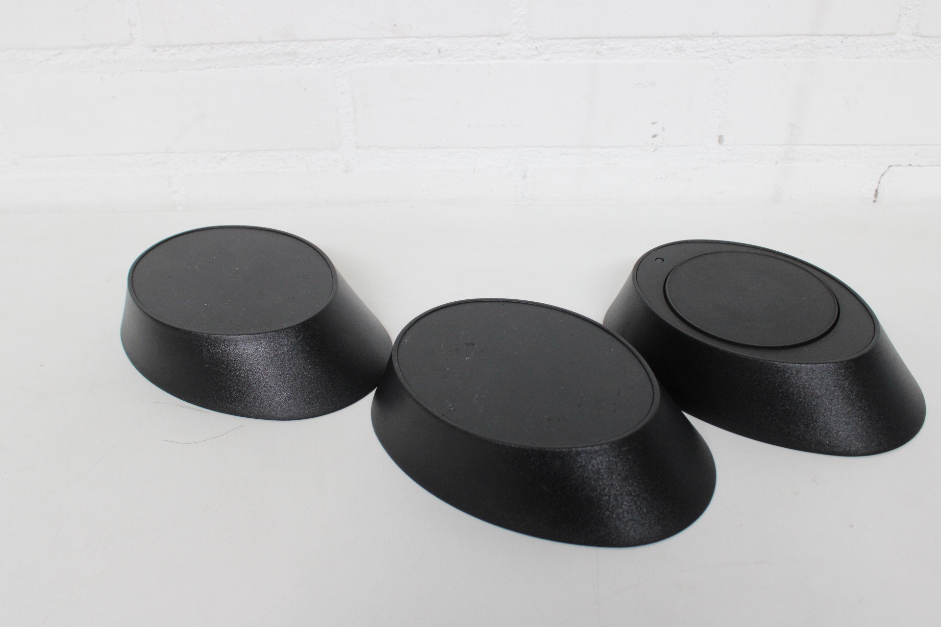 Set van drie zwarte kunststof displaystandaards – foto 2 – kavel bij GSD Auctions, Zoeterwoude