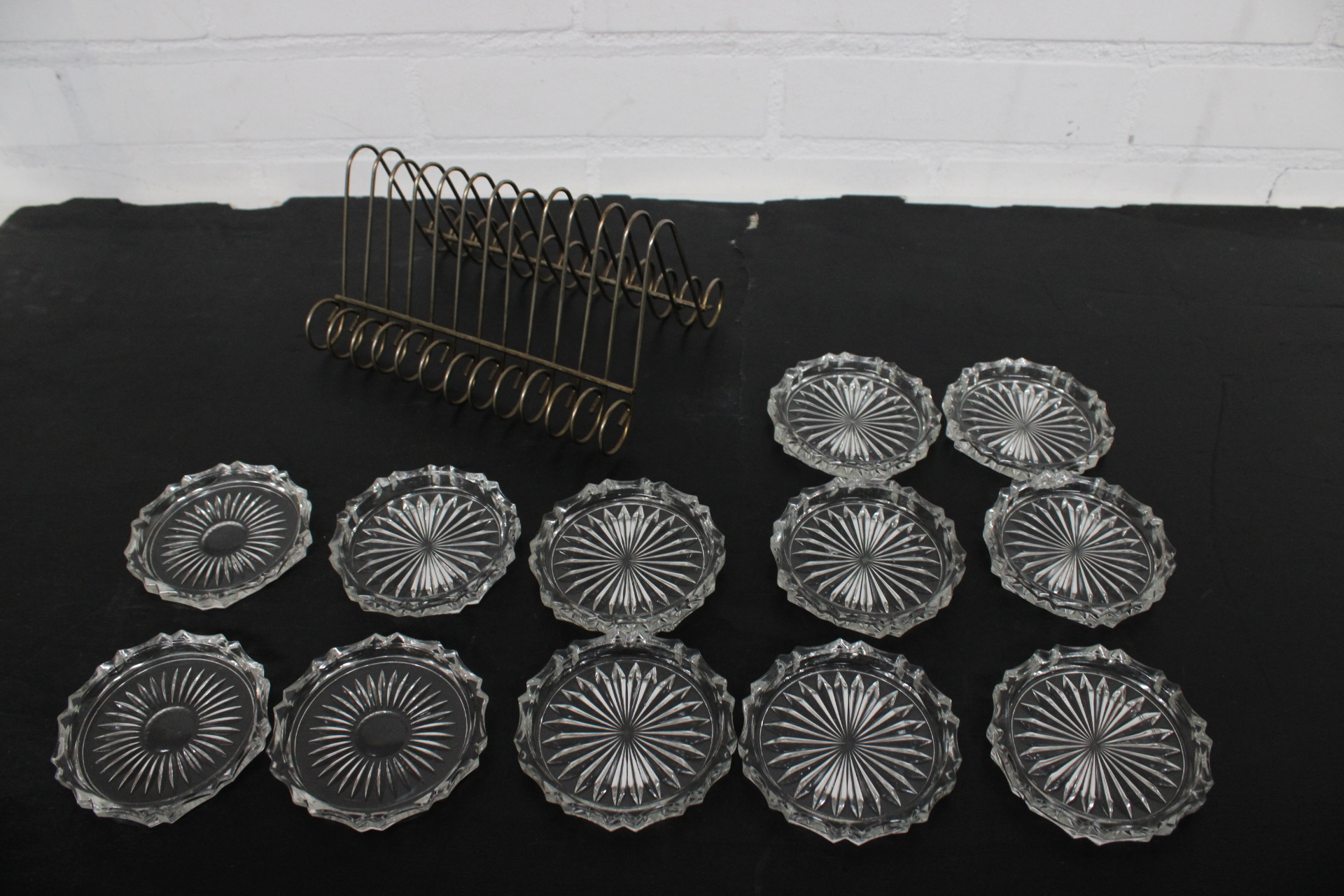 Set glazen onderzetters met metalen houder – foto 2 – kavel bij GSD Auctions, Zoeterwoude