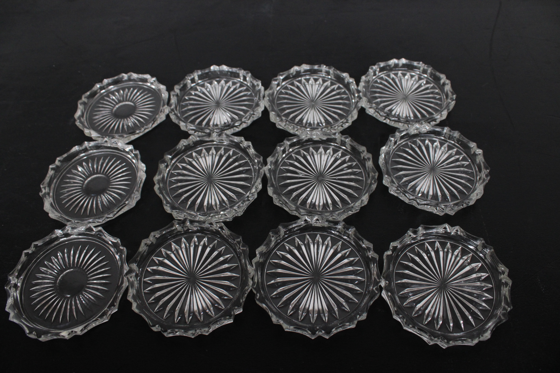 Set glazen onderzetters met metalen houder – foto 5 – kavel bij GSD Auctions, Zoeterwoude