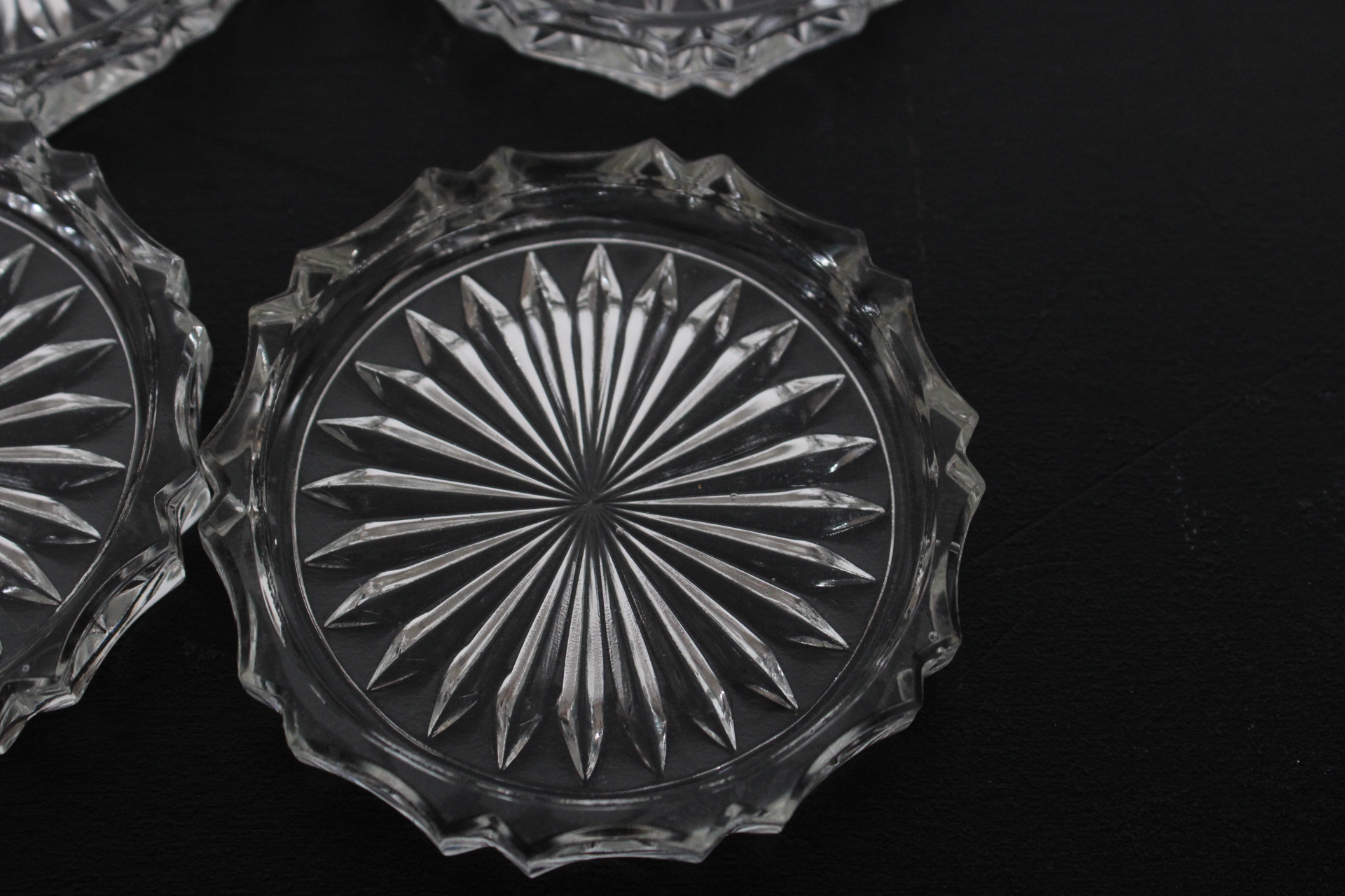 Set glazen onderzetters met metalen houder – foto 6 – kavel bij GSD Auctions, Zoeterwoude