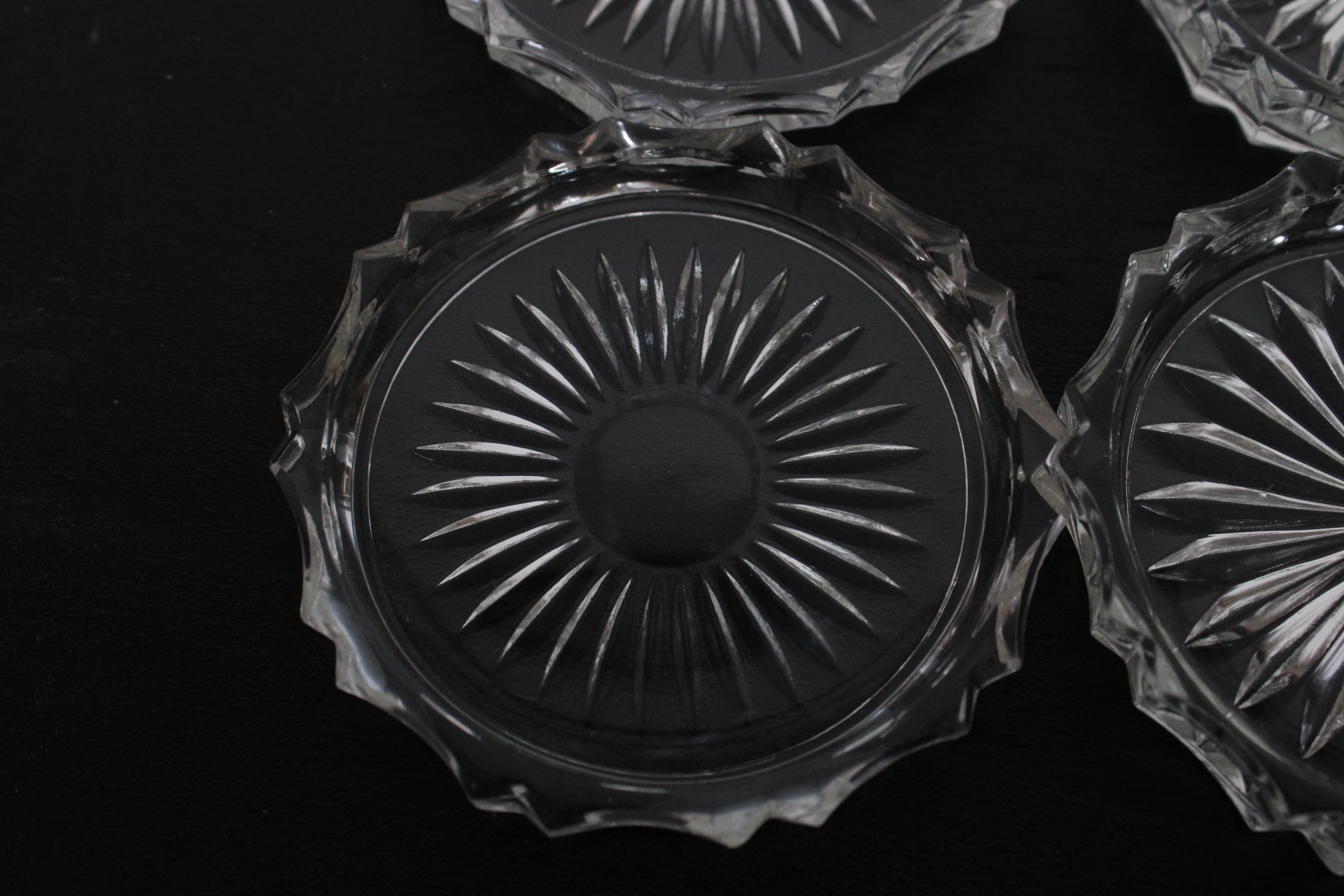 Set glazen onderzetters met metalen houder – foto 7 – kavel bij GSD Auctions, Zoeterwoude