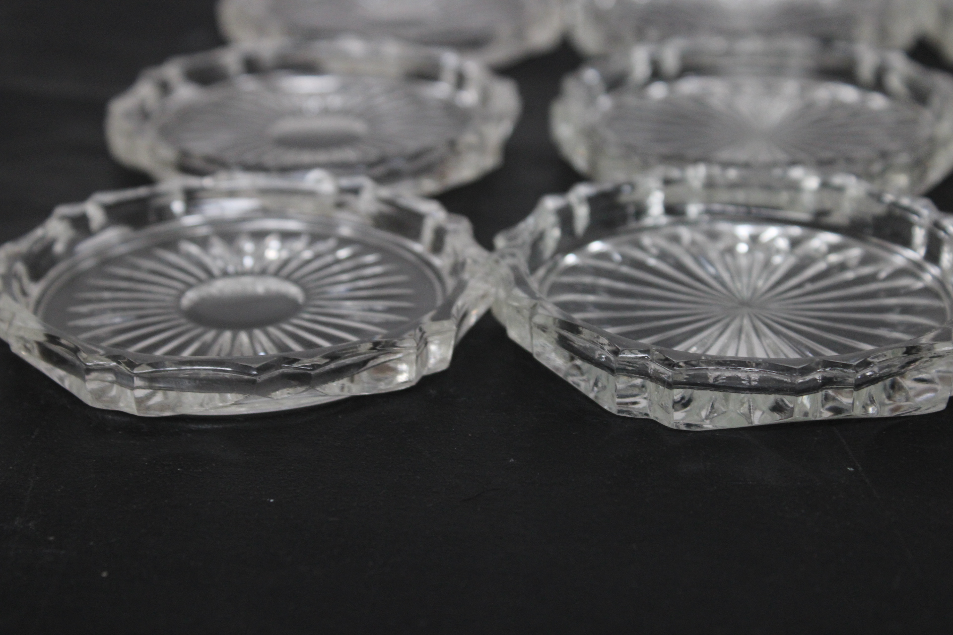 Set glazen onderzetters met metalen houder – foto 8 – kavel bij GSD Auctions, Zoeterwoude