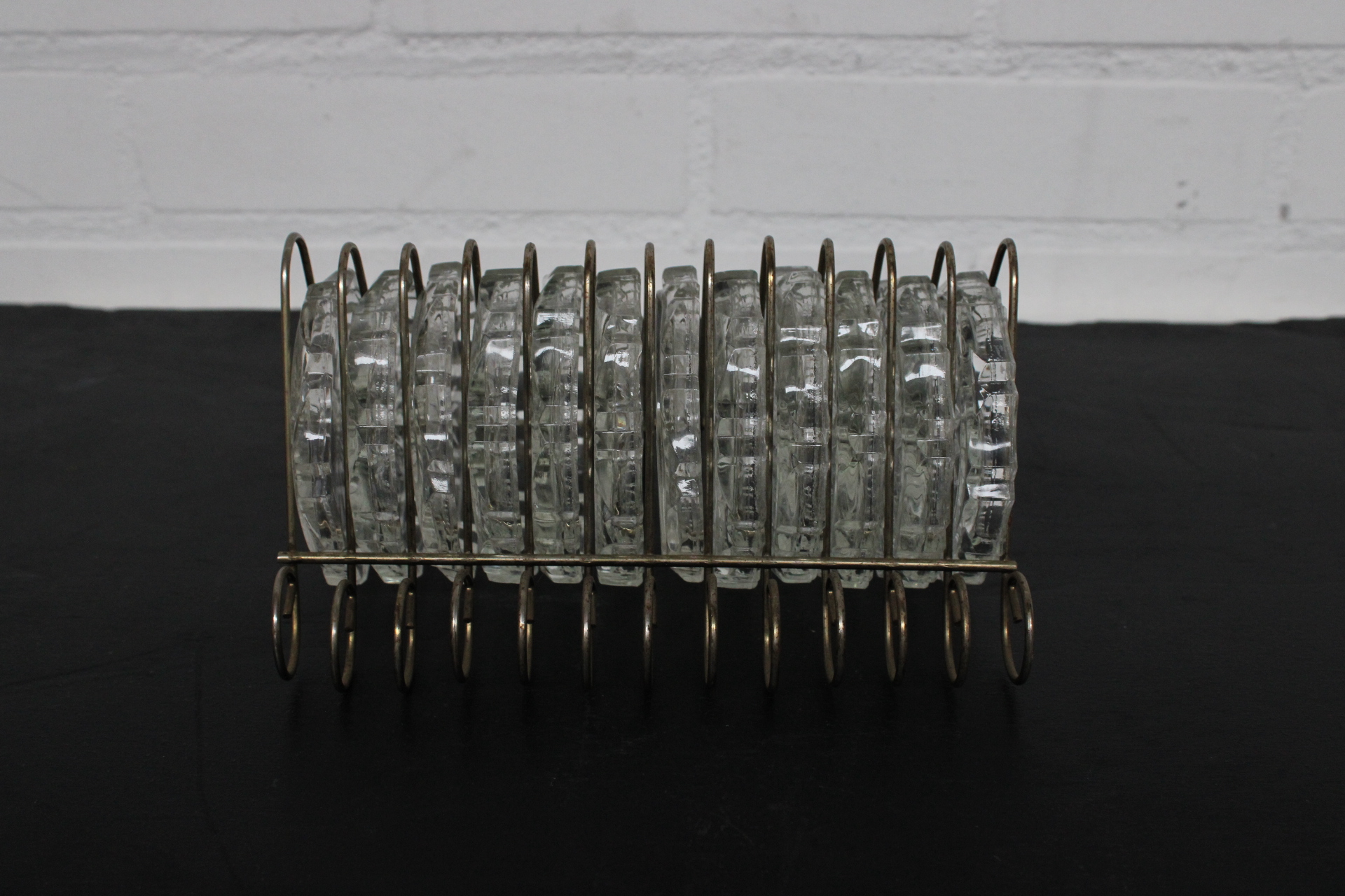 Set glazen onderzetters met metalen houder – foto 9 – kavel bij GSD Auctions, Zoeterwoude
