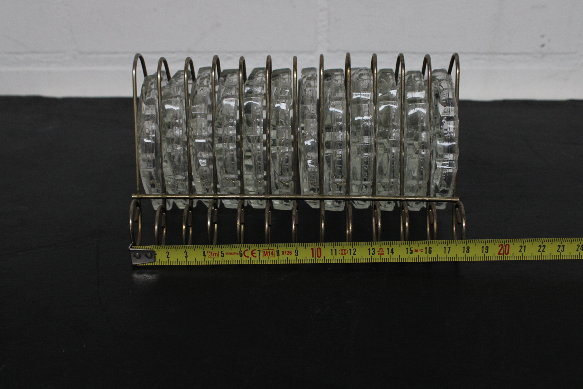 Set glazen onderzetters met metalen houder – foto 10 – kavel bij GSD Auctions, Zoeterwoude