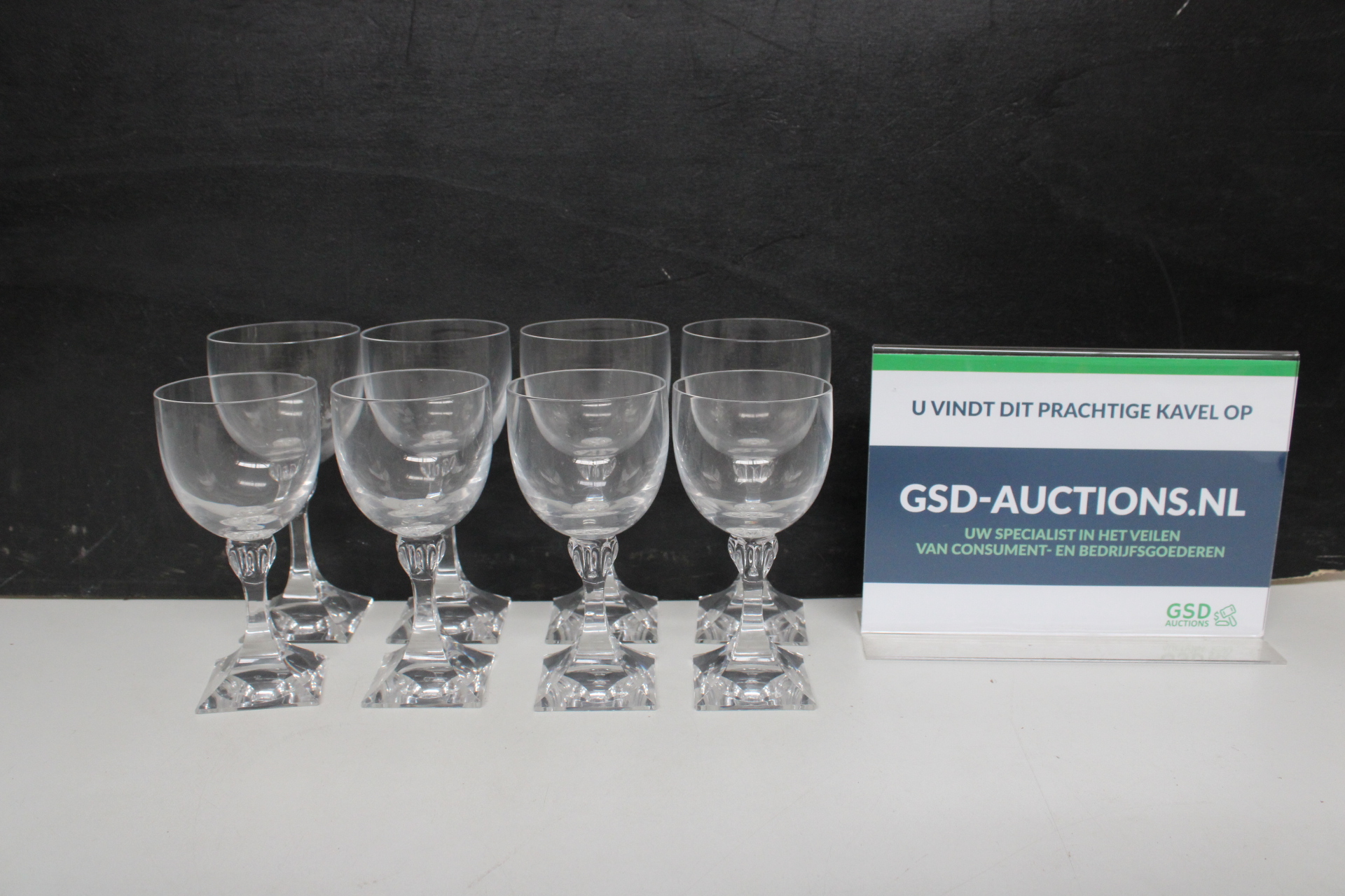Set van 8 wijnglazen met vierkante voet – kavel bij GSD Auctions, Zoeterwoude