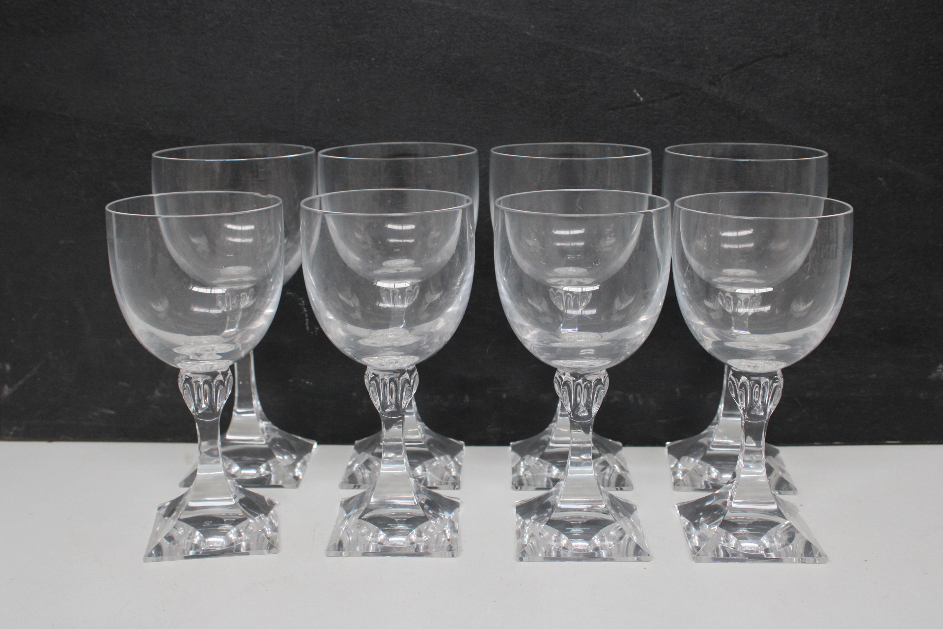 Set van 8 wijnglazen met vierkante voet – foto 2 – kavel bij GSD Auctions, Zoeterwoude