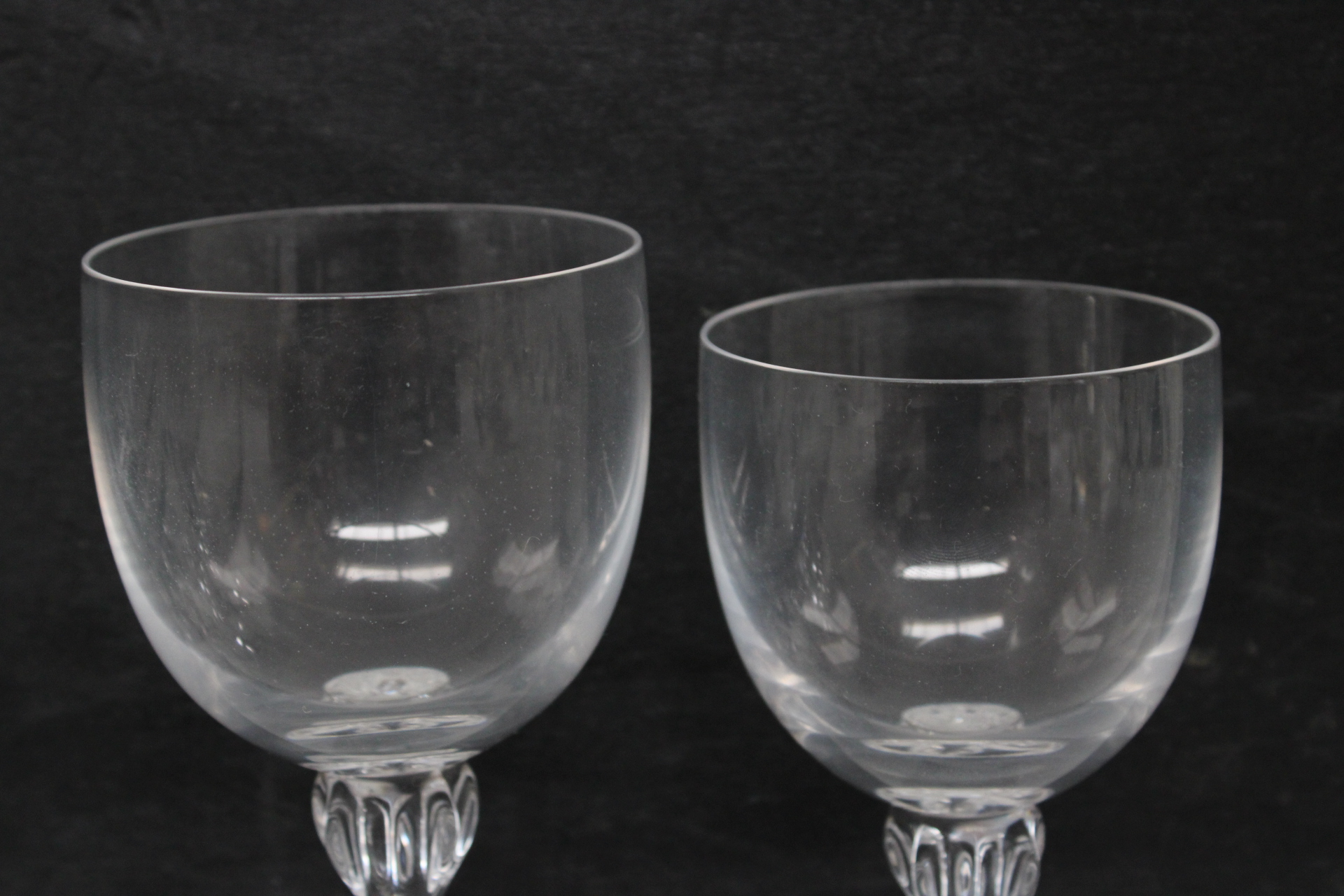 Set van 8 wijnglazen met vierkante voet – foto 3 – kavel bij GSD Auctions, Zoeterwoude