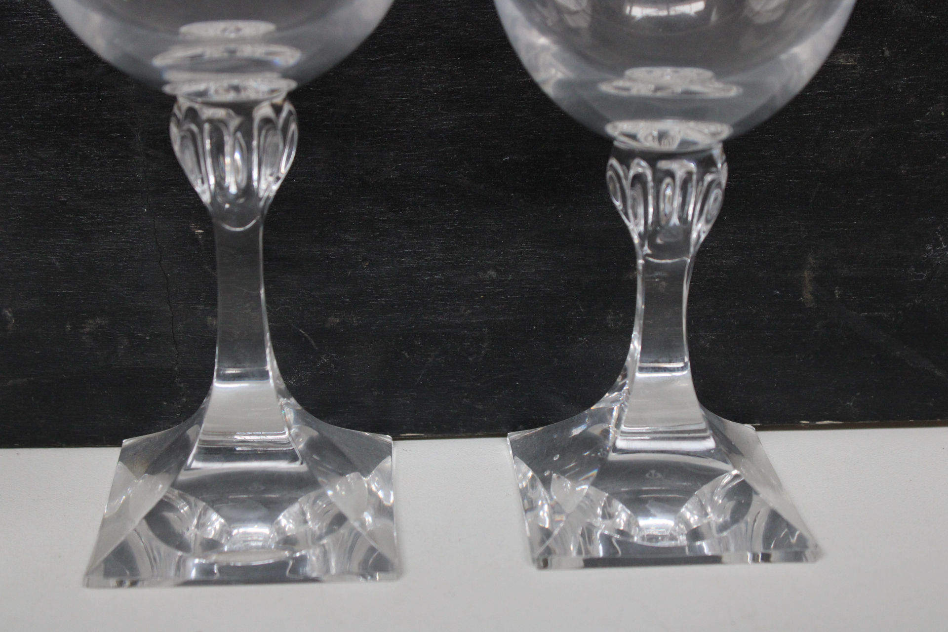 Set van 8 wijnglazen met vierkante voet – foto 4 – kavel bij GSD Auctions, Zoeterwoude