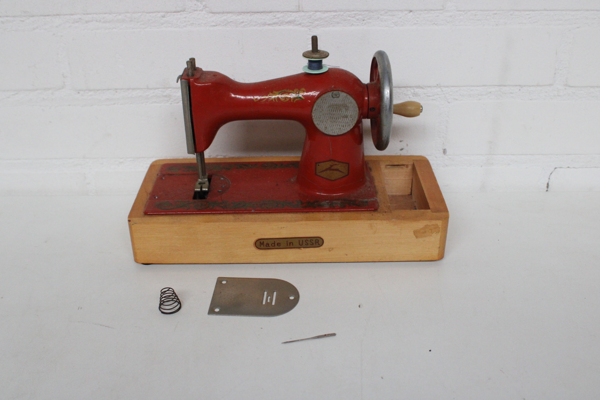 Vintage kindernaaimachine Made in USSR – foto 2 – kavel bij GSD Auctions, Zoeterwoude