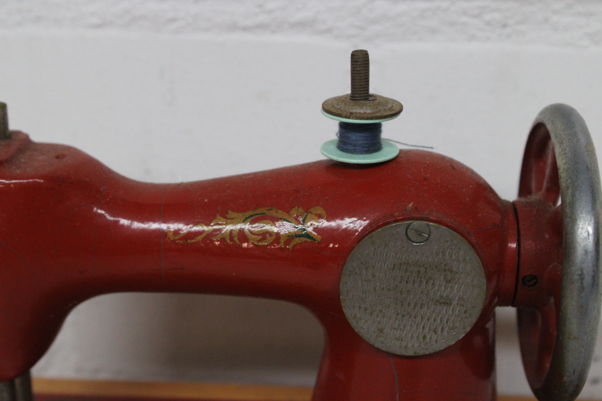 Vintage kindernaaimachine Made in USSR – foto 7 – kavel bij GSD Auctions, Zoeterwoude