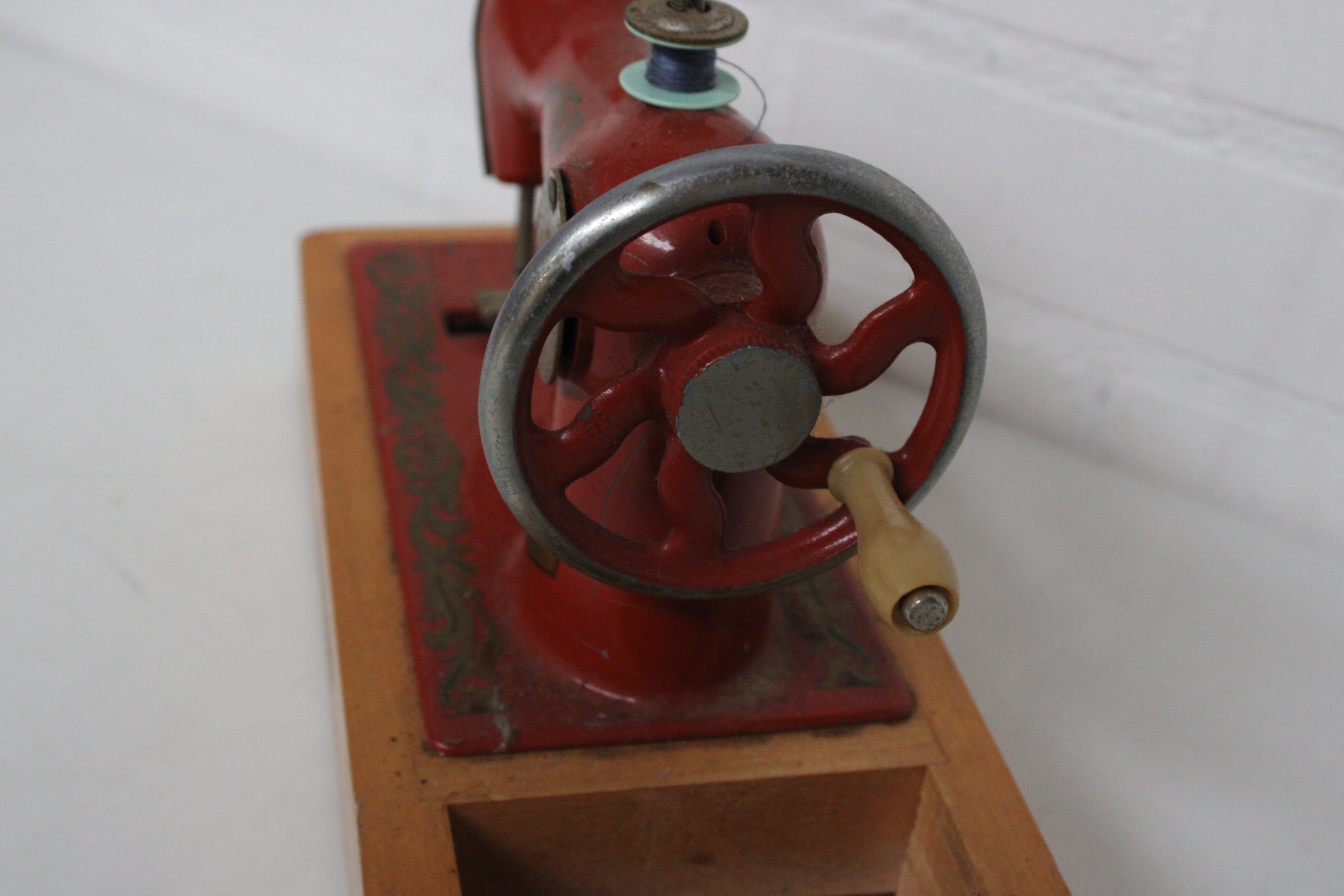 Vintage kindernaaimachine Made in USSR – foto 8 – kavel bij GSD Auctions, Zoeterwoude