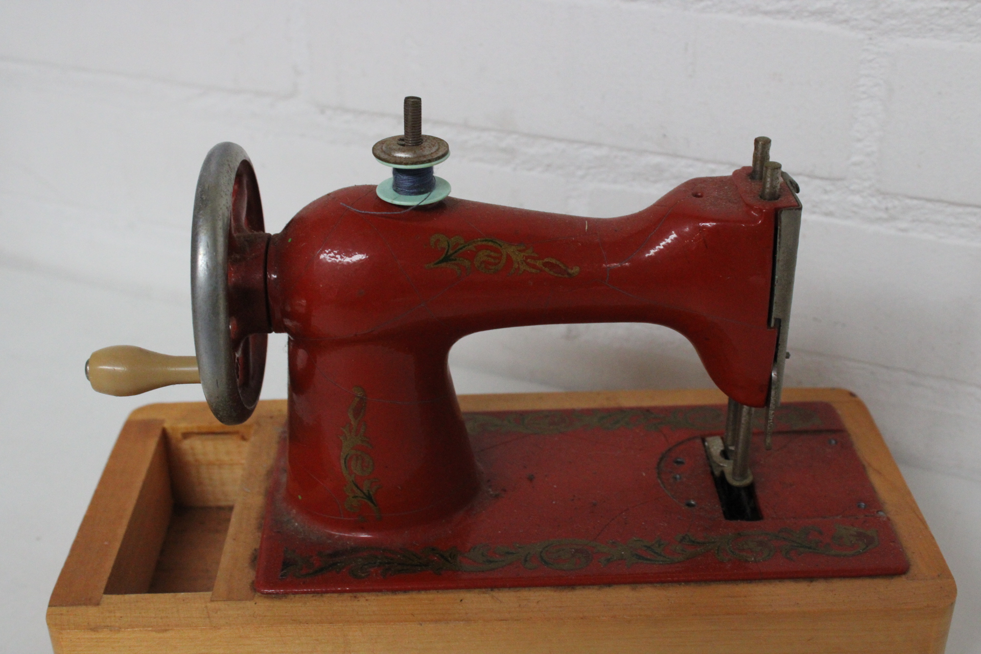 Vintage kindernaaimachine Made in USSR – foto 9 – kavel bij GSD Auctions, Zoeterwoude