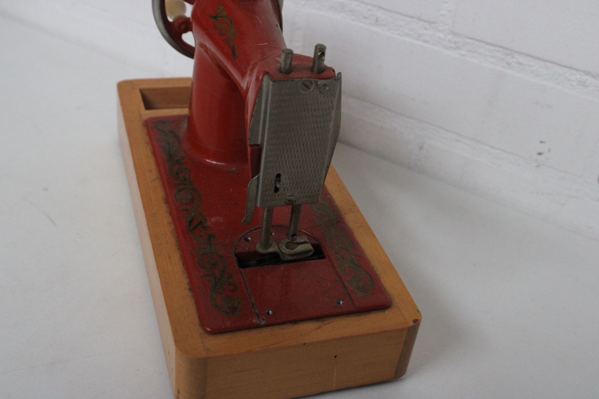 Vintage kindernaaimachine Made in USSR – foto 10 – kavel bij GSD Auctions, Zoeterwoude
