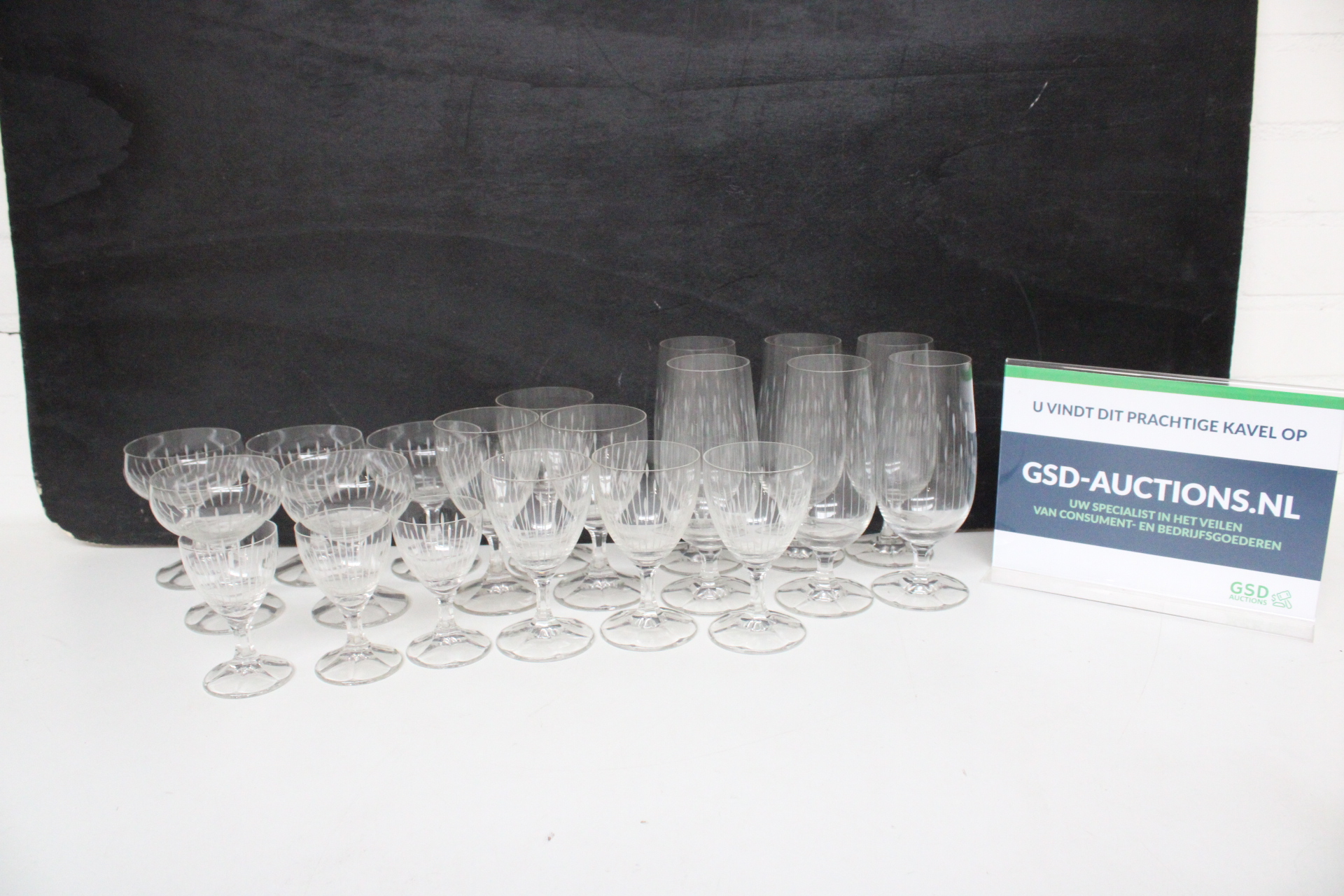 Set glazen met geslepen lijnen – kavel bij GSD Auctions, Zoeterwoude