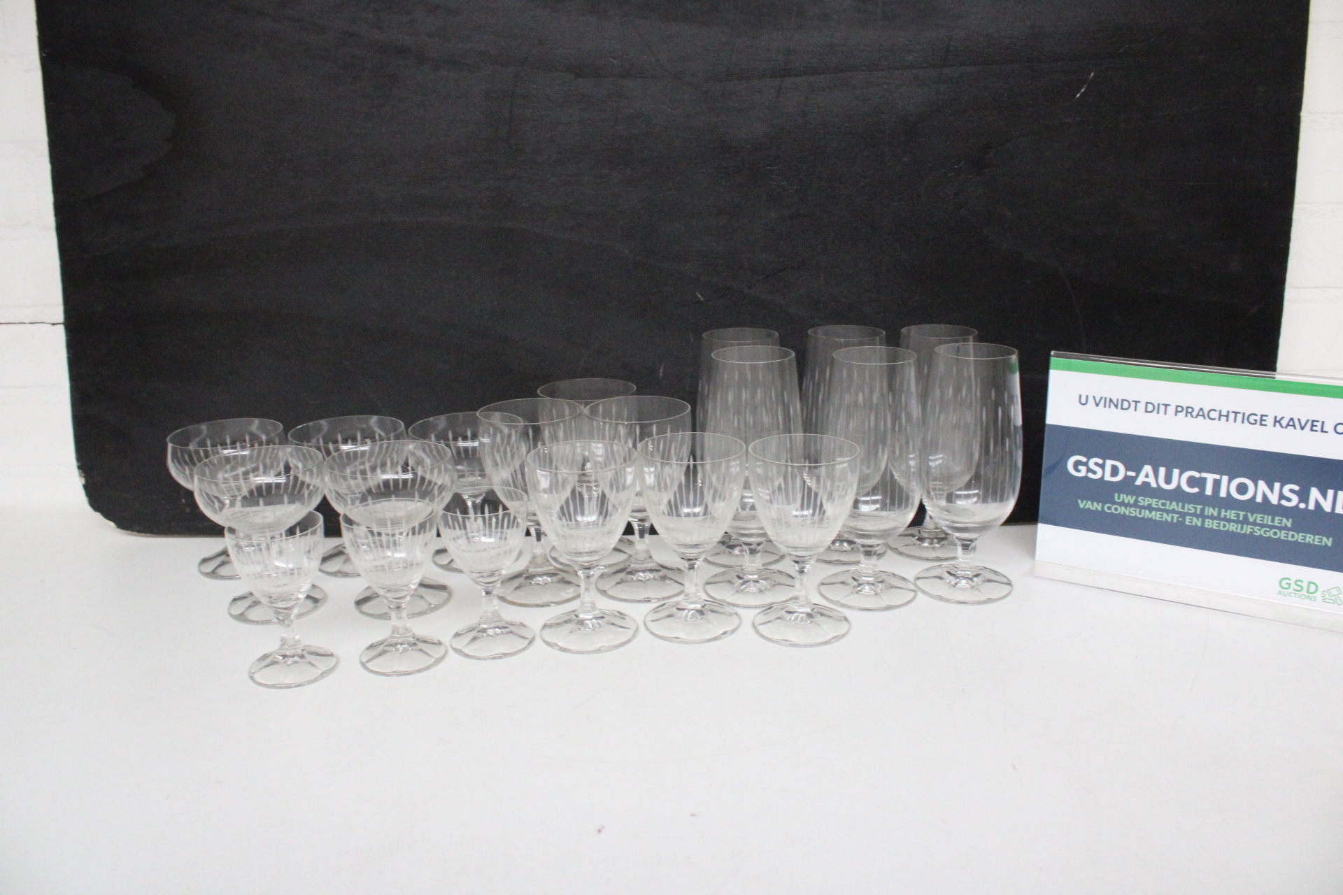 set vintage geslepen kristallen glazen – foto 2 – kavel bij GSD Auctions, Zoeterwoude