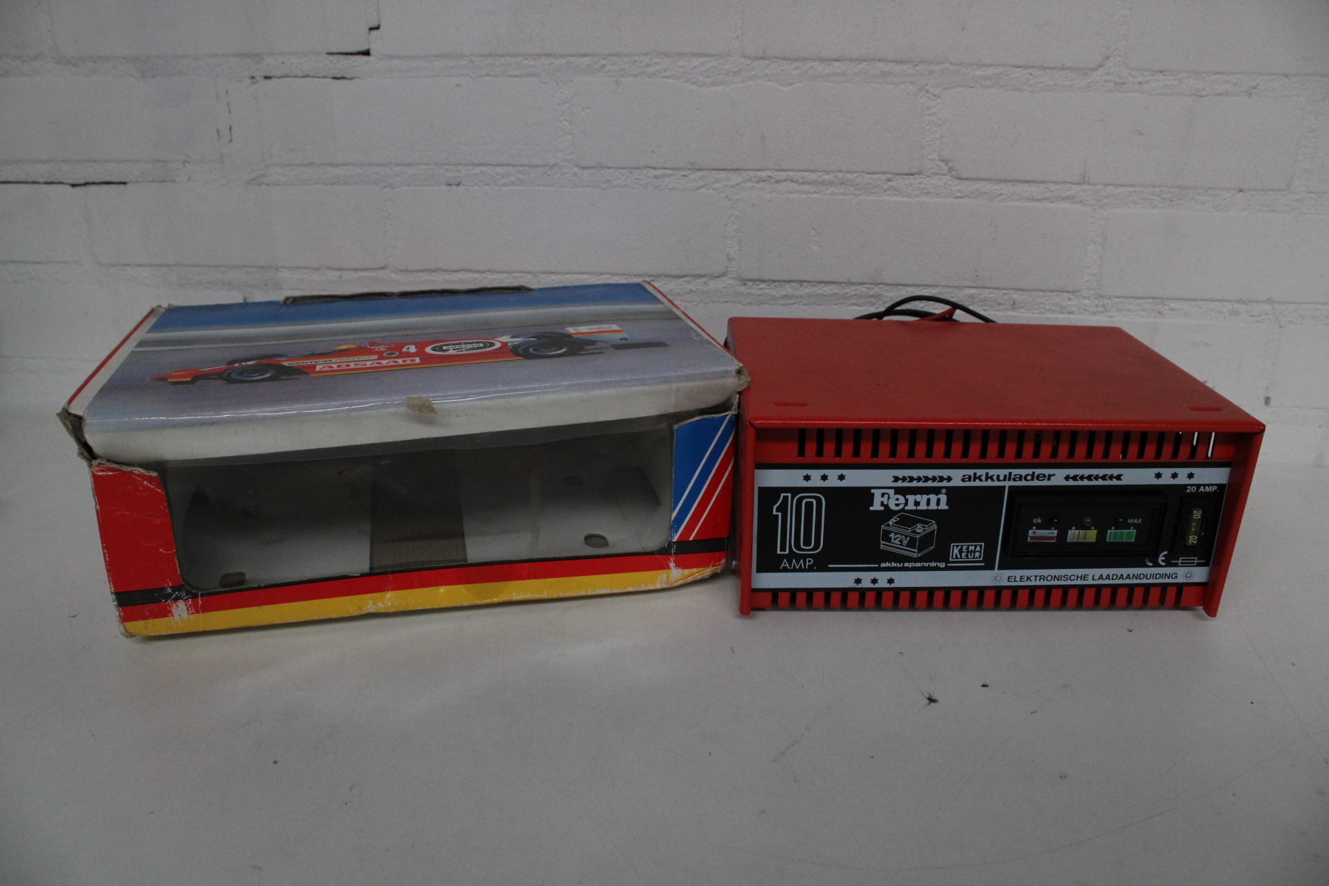 Ferm 12V 10AMP acculader – foto 2 – kavel bij GSD Auctions, Zoeterwoude