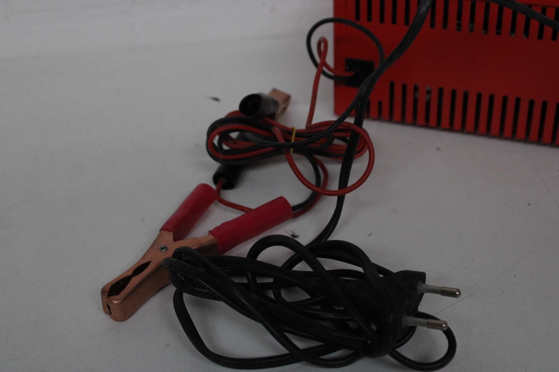 Ferm 12V 10AMP acculader – foto 6 – kavel bij GSD Auctions, Zoeterwoude