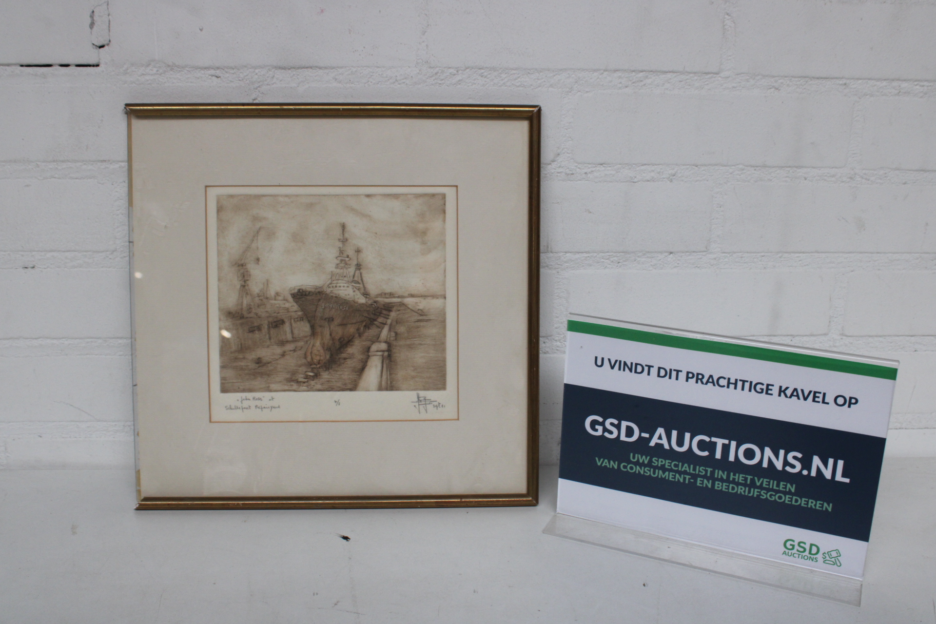 Ingelijste ets van schip in haven – kavel bij GSD Auctions, Zoeterwoude