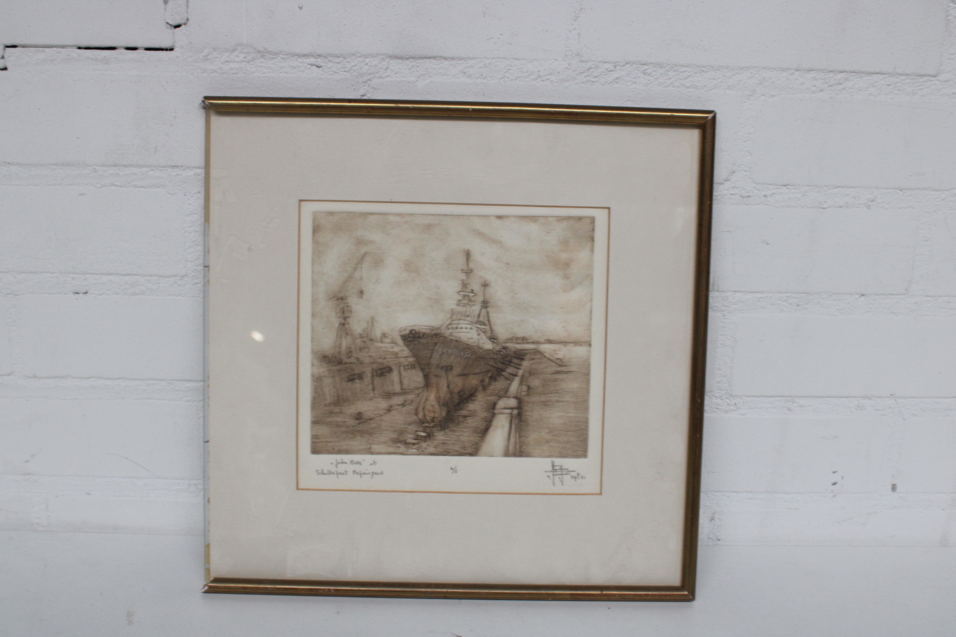 Ingelijste ets van schip in haven – foto 2 – kavel bij GSD Auctions, Zoeterwoude