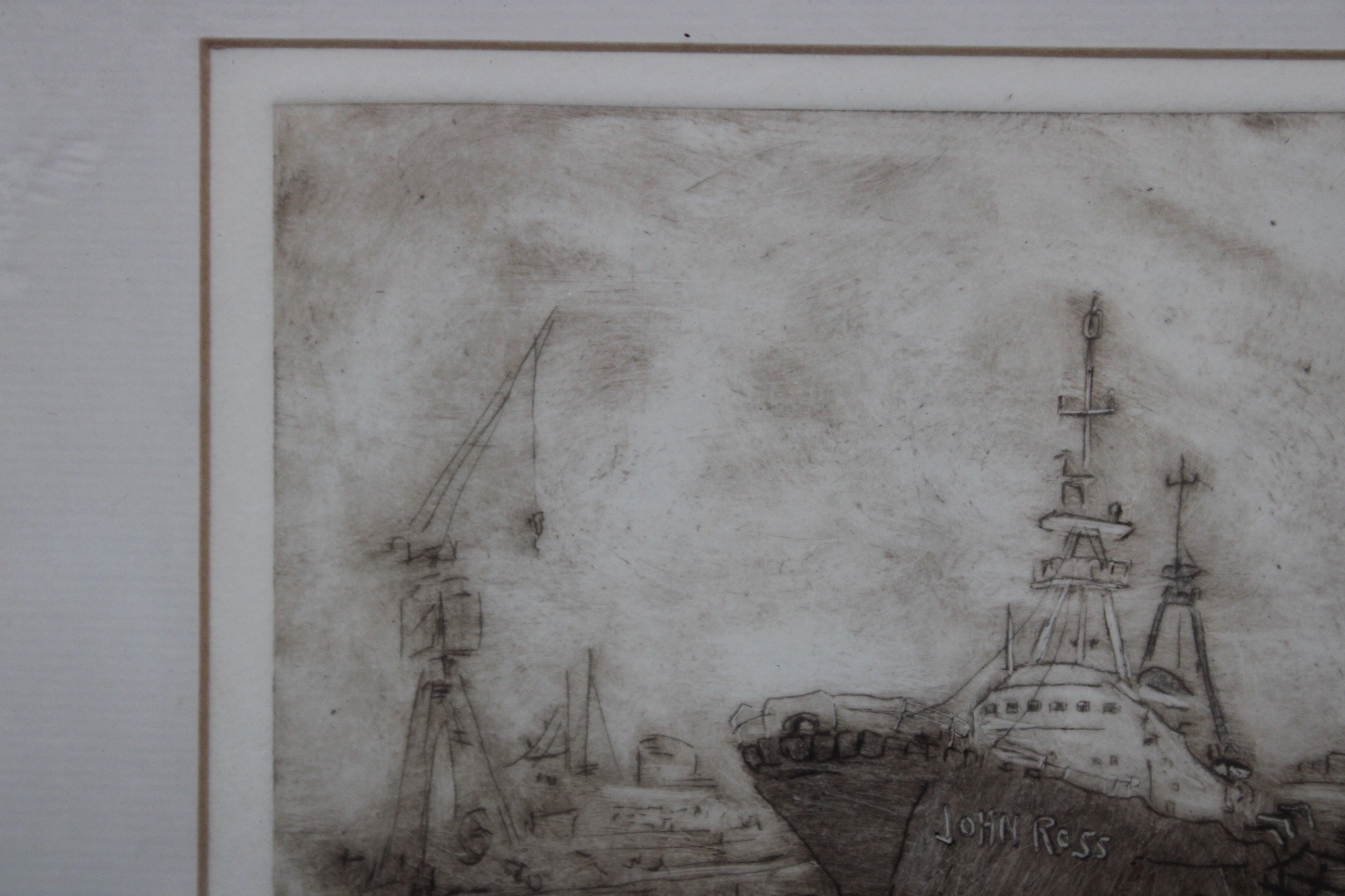 Ingelijste ets van schip in haven – foto 6 – kavel bij GSD Auctions, Zoeterwoude