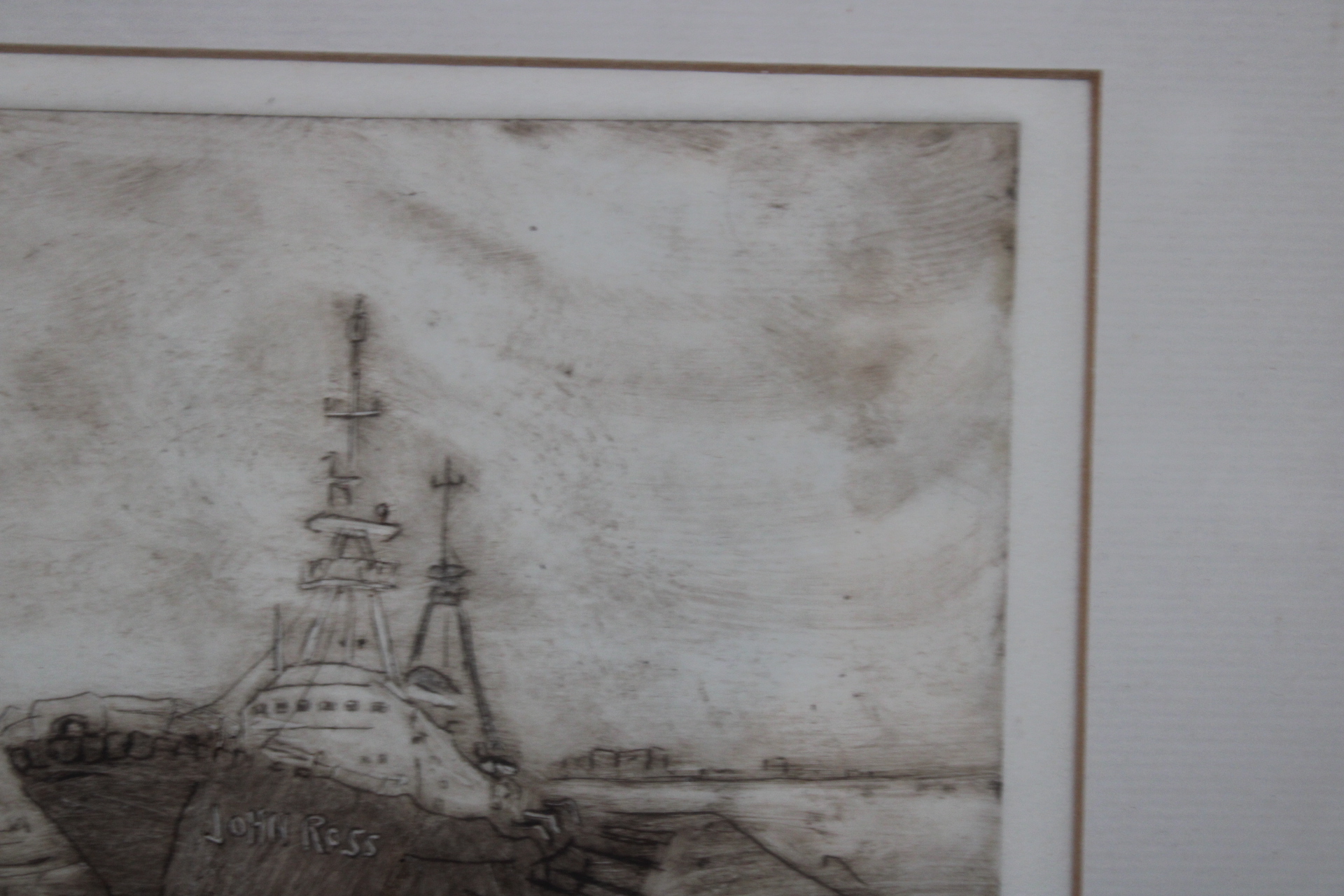 Ingelijste ets van schip in haven – foto 7 – kavel bij GSD Auctions, Zoeterwoude