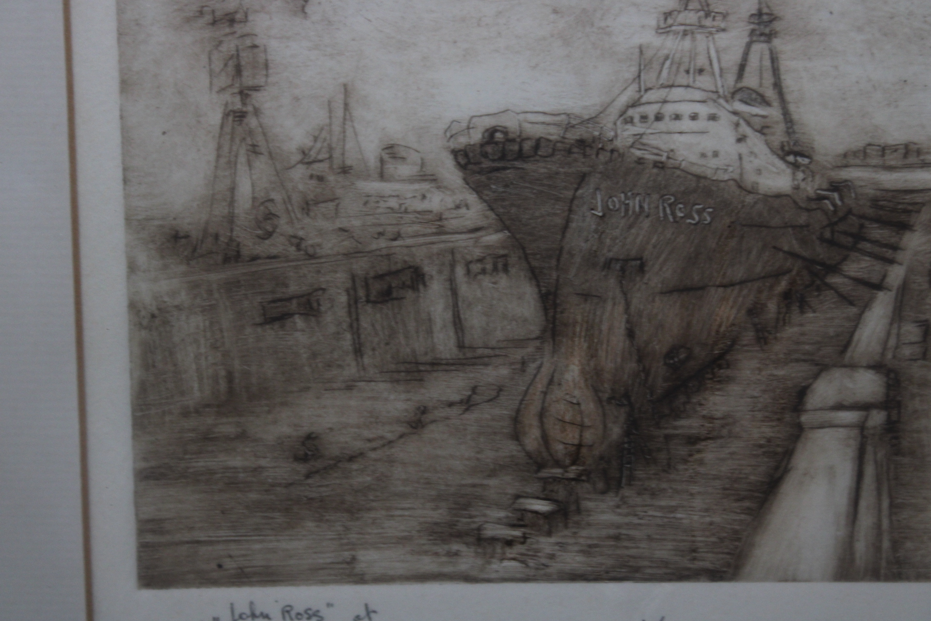 Ingelijste ets van schip in haven – foto 9 – kavel bij GSD Auctions, Zoeterwoude