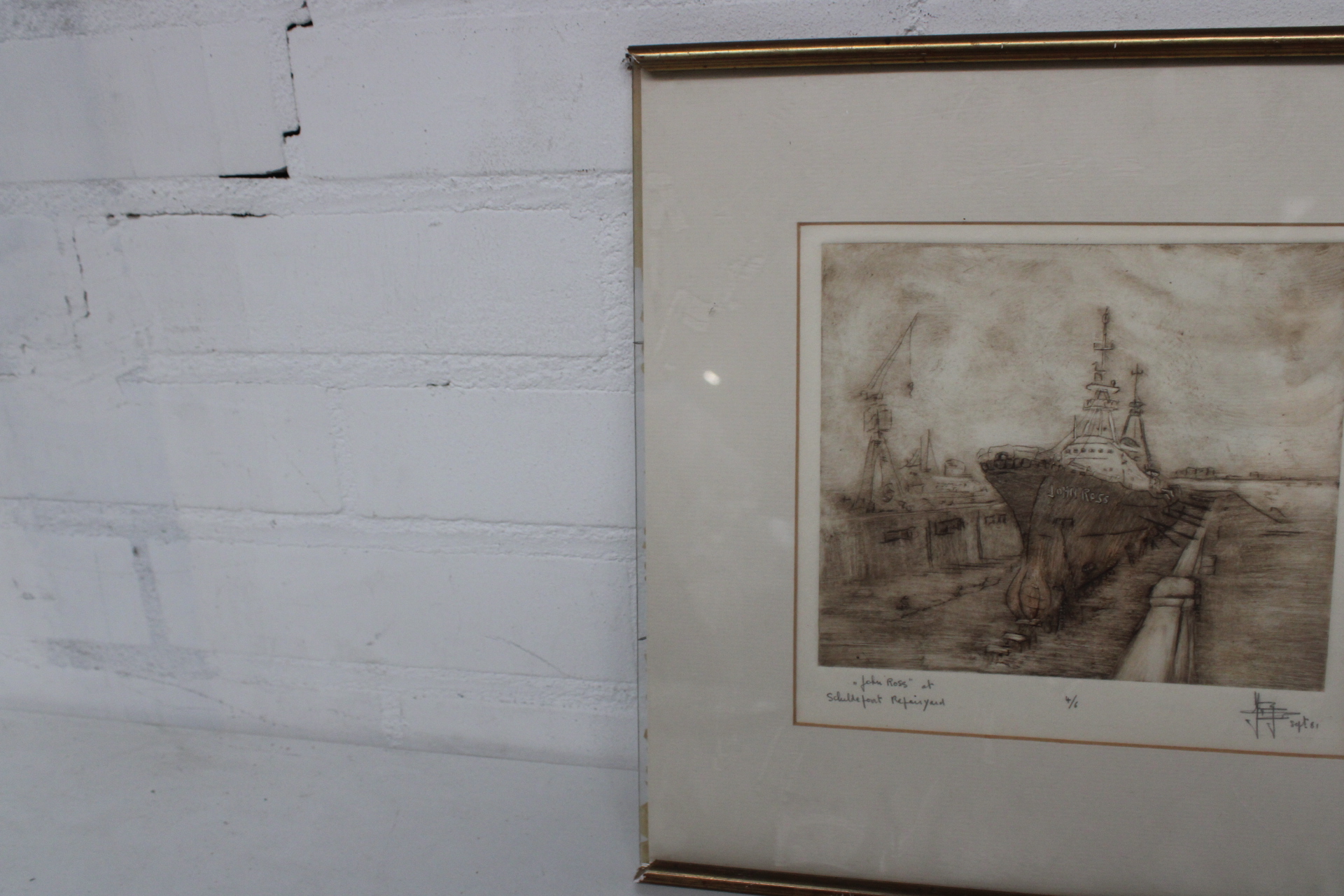 Ingelijste ets van schip in haven – foto 10 – kavel bij GSD Auctions, Zoeterwoude