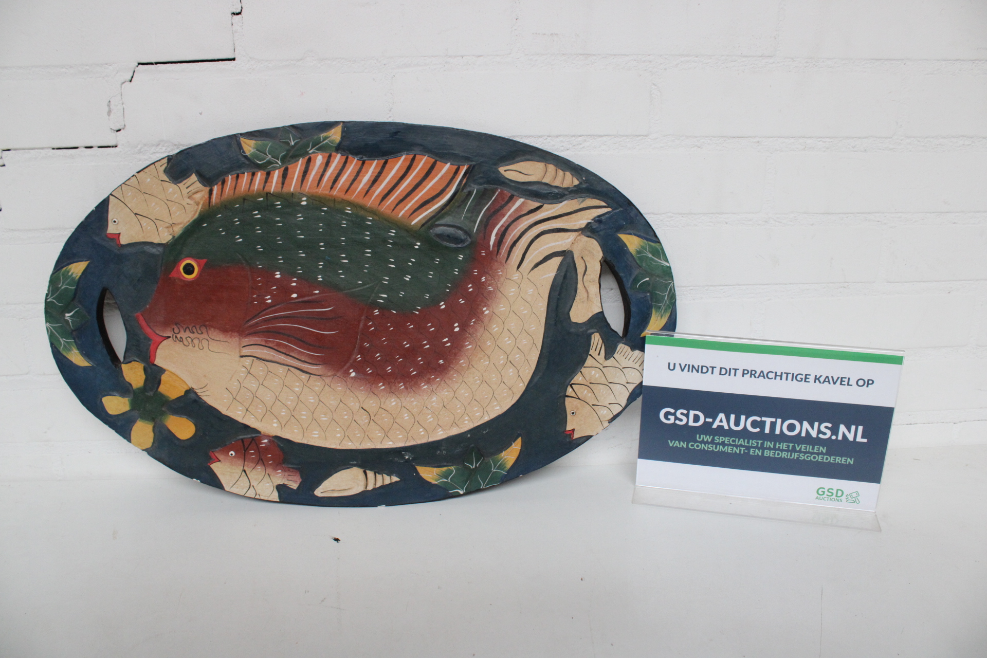 Groot ovaal dienblad met vissenschildering – kavel bij GSD Auctions, Zoeterwoude