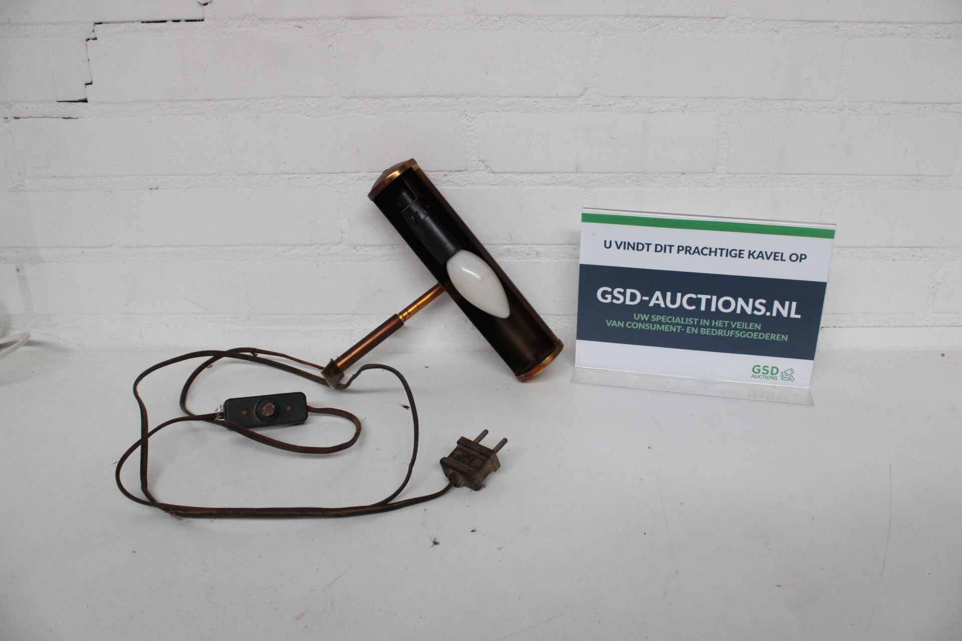 Vintage metalen wandlamp met schakelaar – kavel bij GSD Auctions, Zoeterwoude