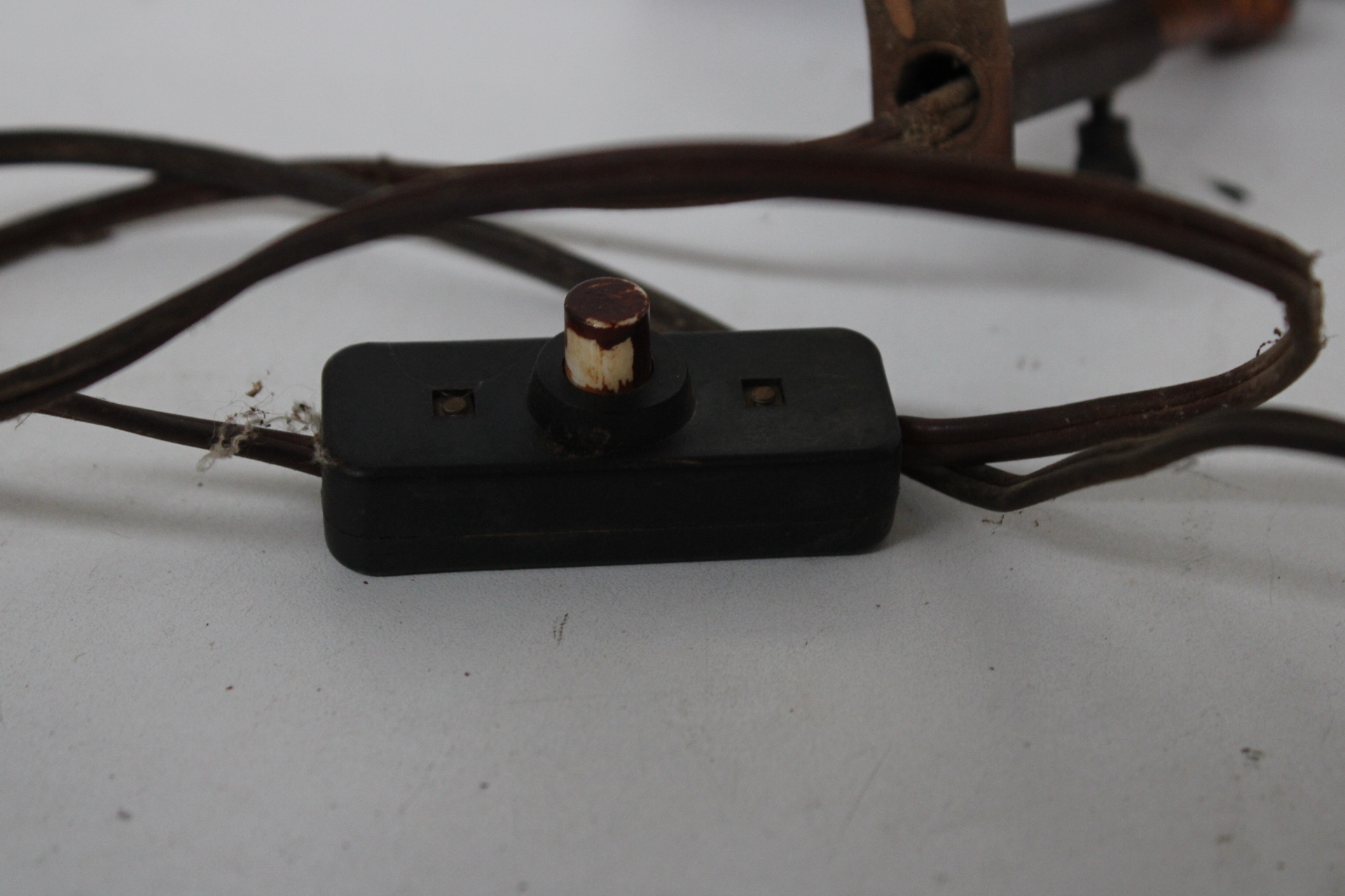 Vintage metalen wandlamp met schakelaar – foto 5 – kavel bij GSD Auctions, Zoeterwoude