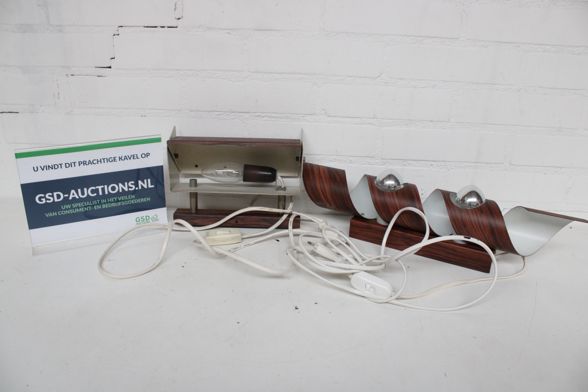 Set vintage houten design lampen met metalen accenten – kavel bij GSD Auctions, Zoeterwoude