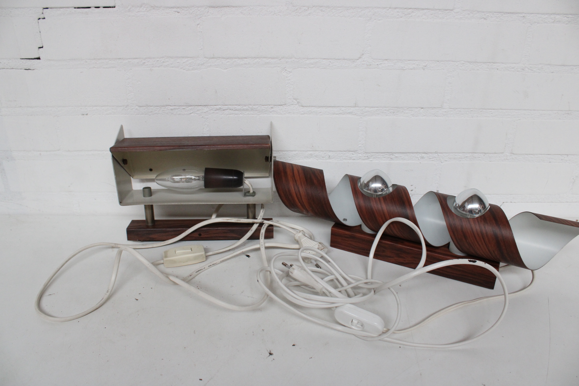 Set vintage houten design lampen met metalen accenten – foto 2 – kavel bij GSD Auctions, Zoeterwoude