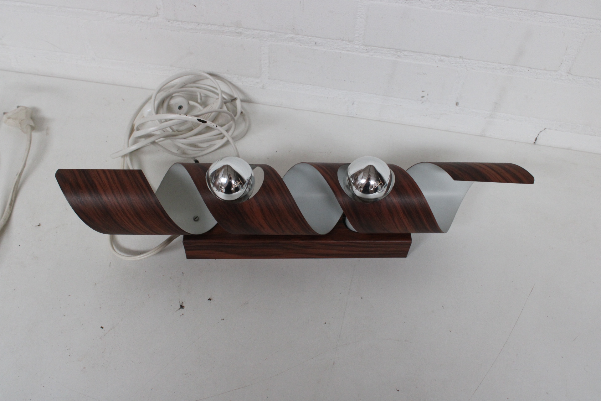 Set vintage houten design lampen met metalen accenten – foto 3 – kavel bij GSD Auctions, Zoeterwoude