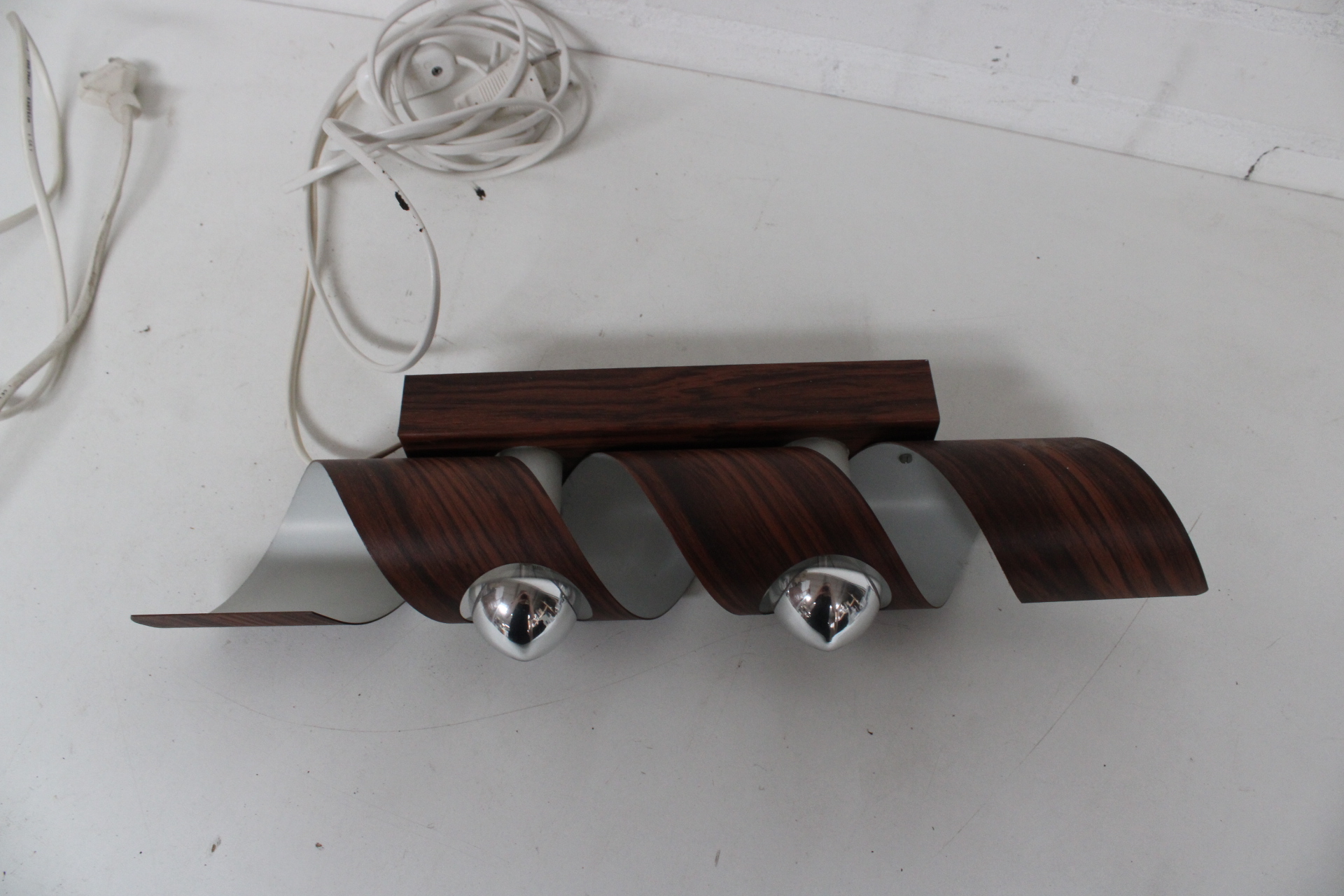 Set vintage houten design lampen met metalen accenten – foto 4 – kavel bij GSD Auctions, Zoeterwoude