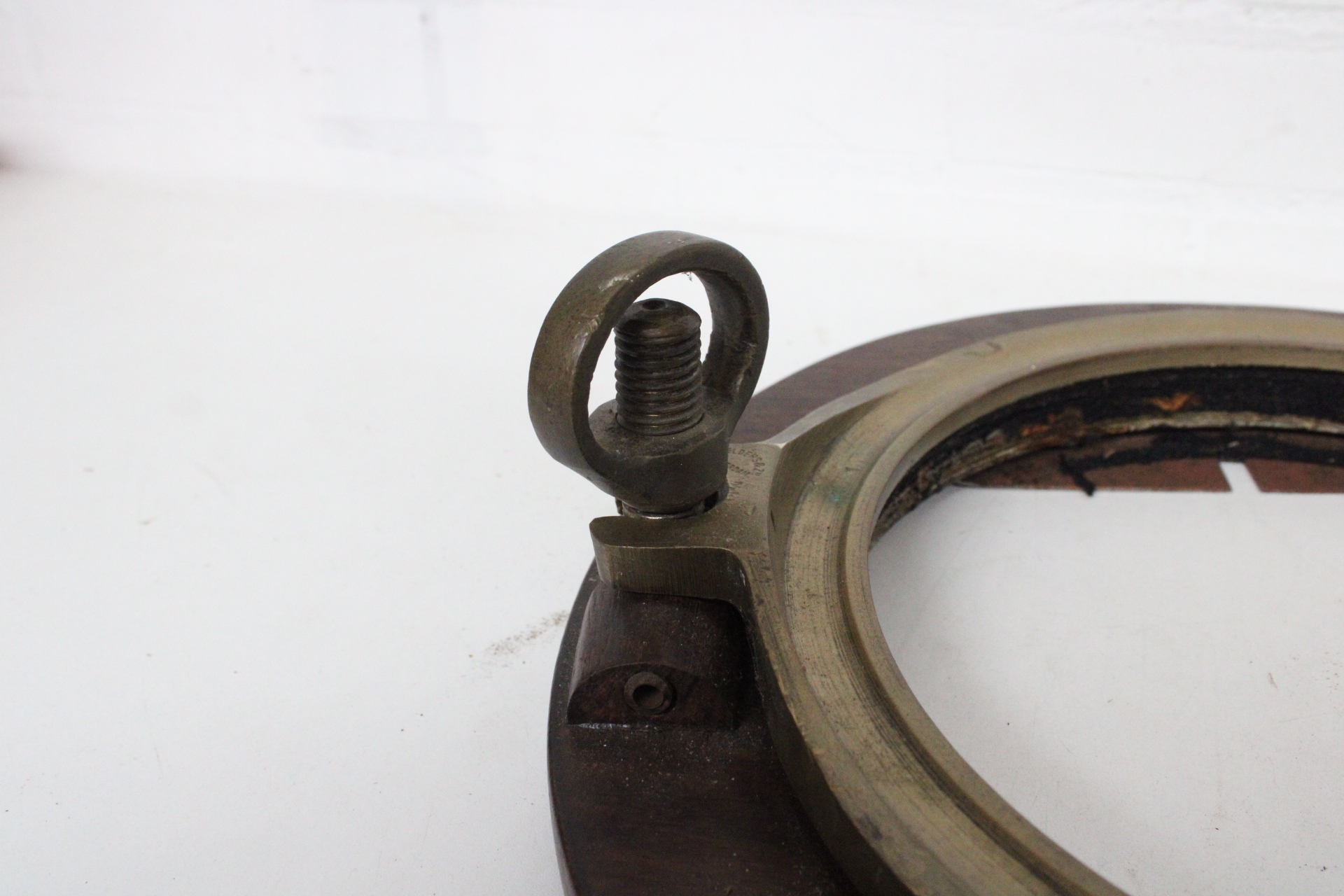 Scheepskijkglas met messing rand en houten omlijsting – foto 4 – kavel bij GSD Auctions, Zoeterwoude