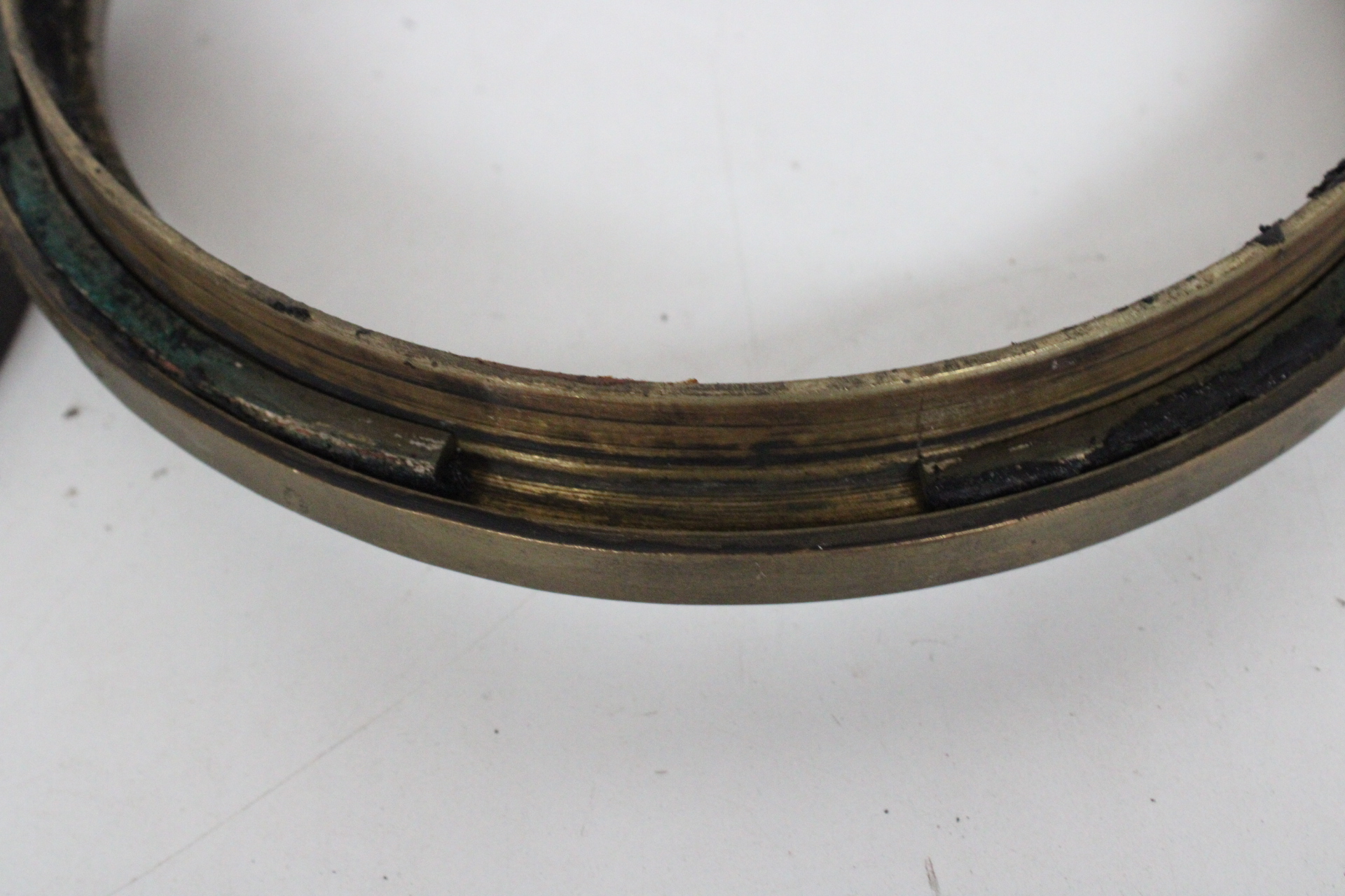 Scheepskijkglas met messing rand en houten omlijsting – foto 6 – kavel bij GSD Auctions, Zoeterwoude