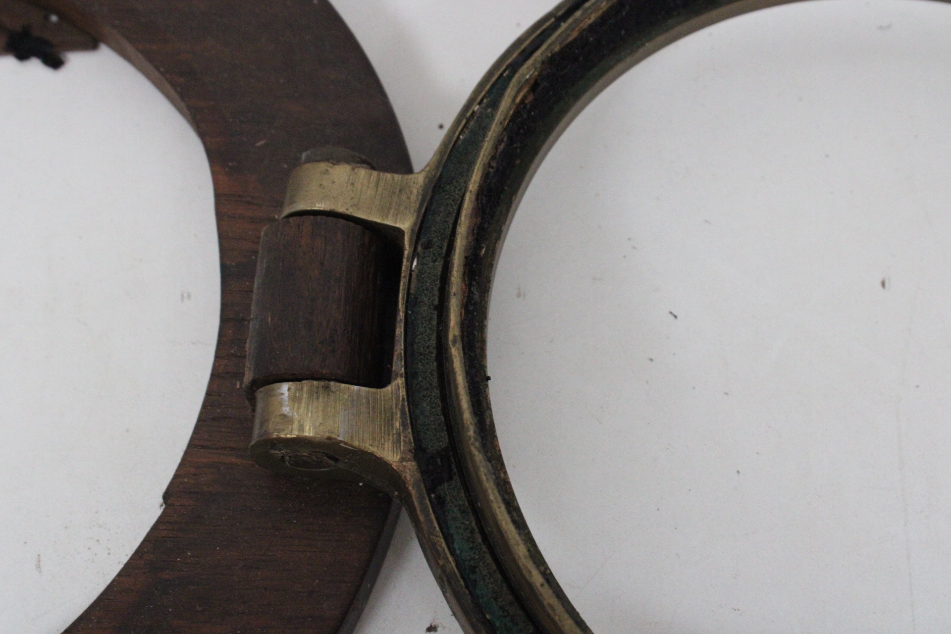 Scheepskijkglas met messing rand en houten omlijsting – foto 7 – kavel bij GSD Auctions, Zoeterwoude