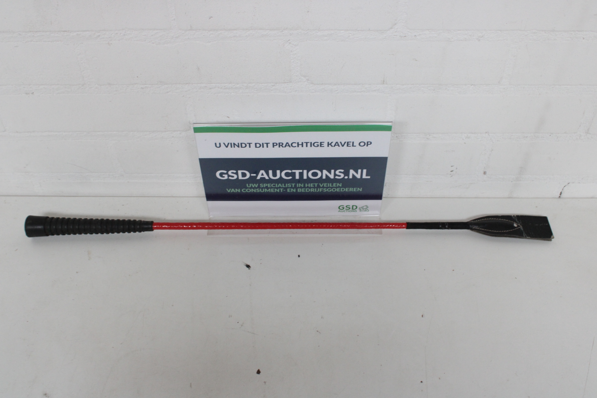 Paardrijzweep met zwart handvat en rode steel – kavel bij GSD Auctions, Zoeterwoude