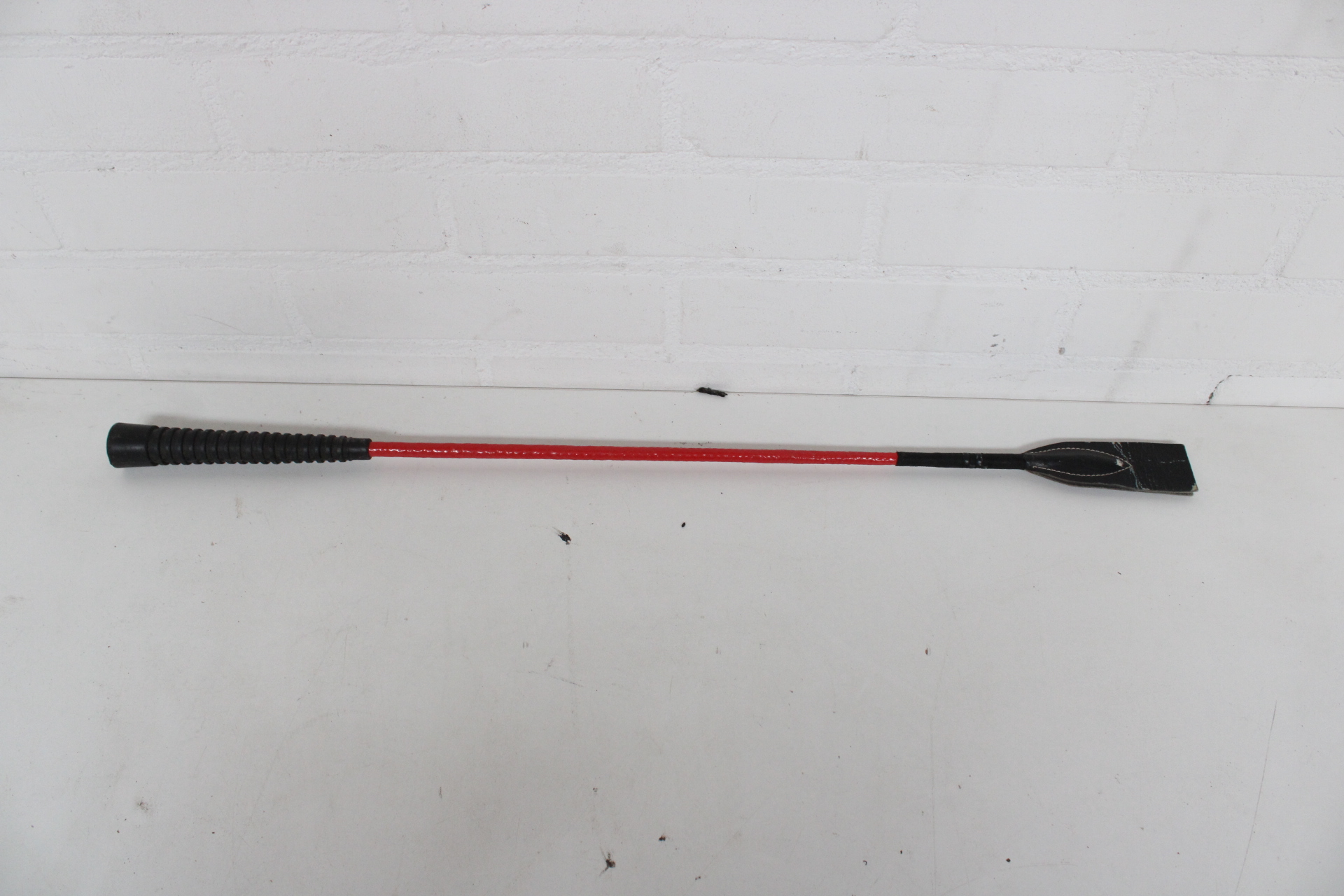 Paardrijzweep met zwart handvat en rode steel – foto 2 – kavel bij GSD Auctions, Zoeterwoude