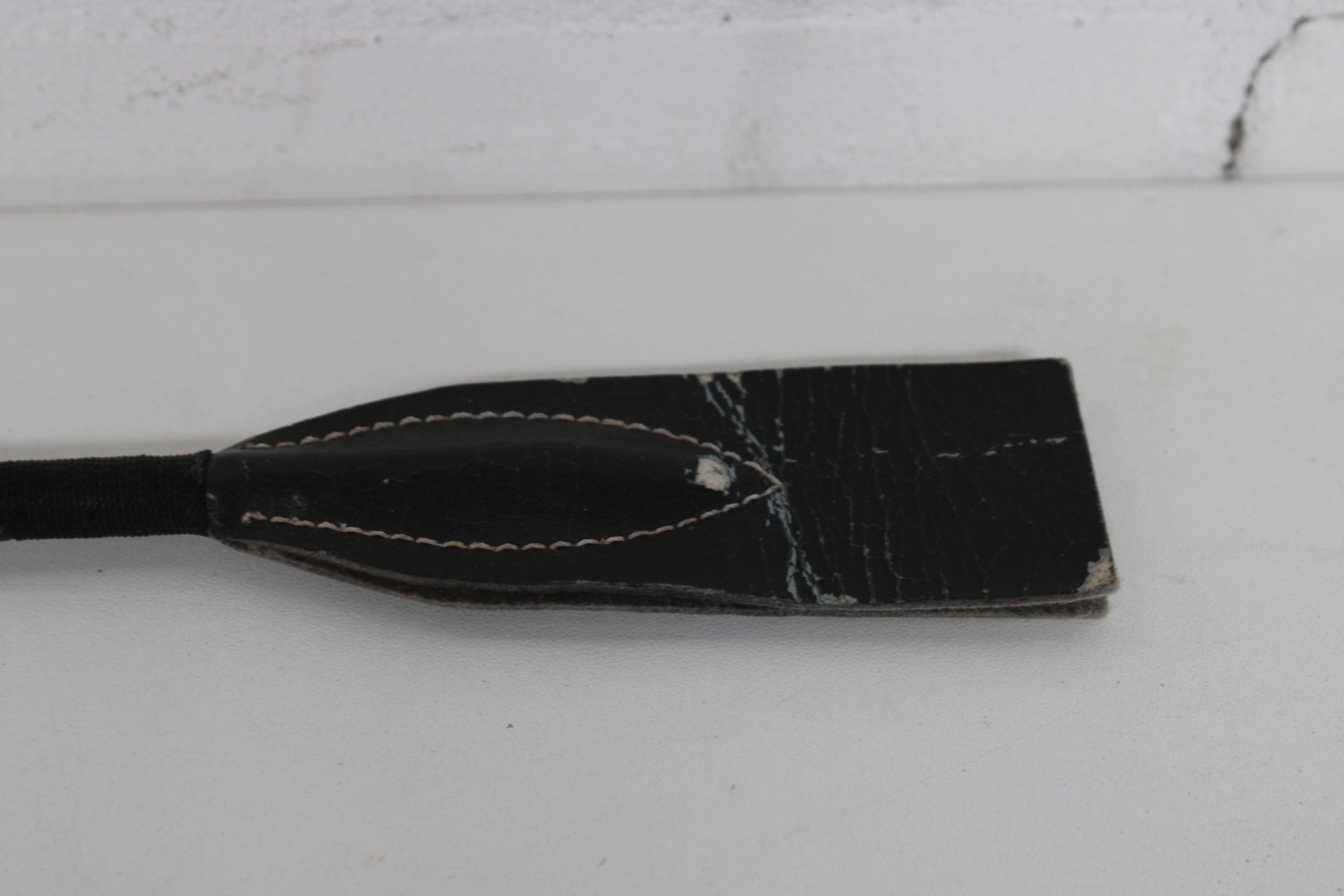 Paardrijzweep met zwart handvat en rode steel – foto 3 – kavel bij GSD Auctions, Zoeterwoude