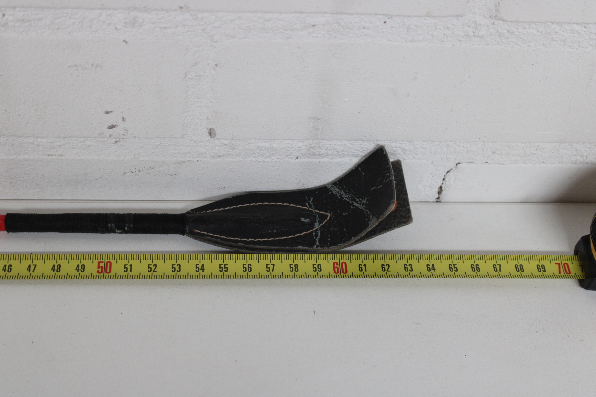 Paardrijzweep met zwart handvat en rode steel – foto 6 – kavel bij GSD Auctions, Zoeterwoude