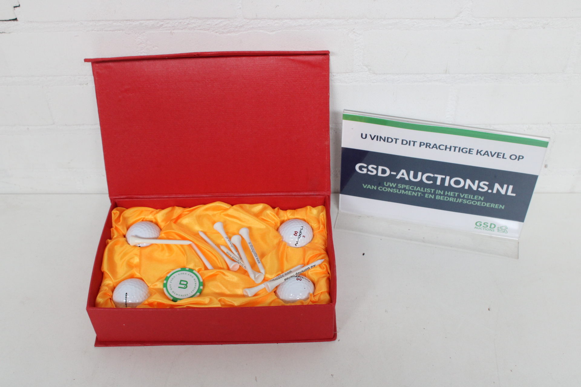Golfballen en tees in rode geschenkdoos – kavel bij GSD Auctions, Zoeterwoude