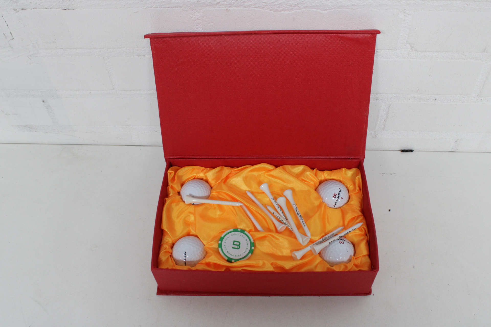 Golfballen en tees in rode geschenkdoos – foto 2 – kavel bij GSD Auctions, Zoeterwoude