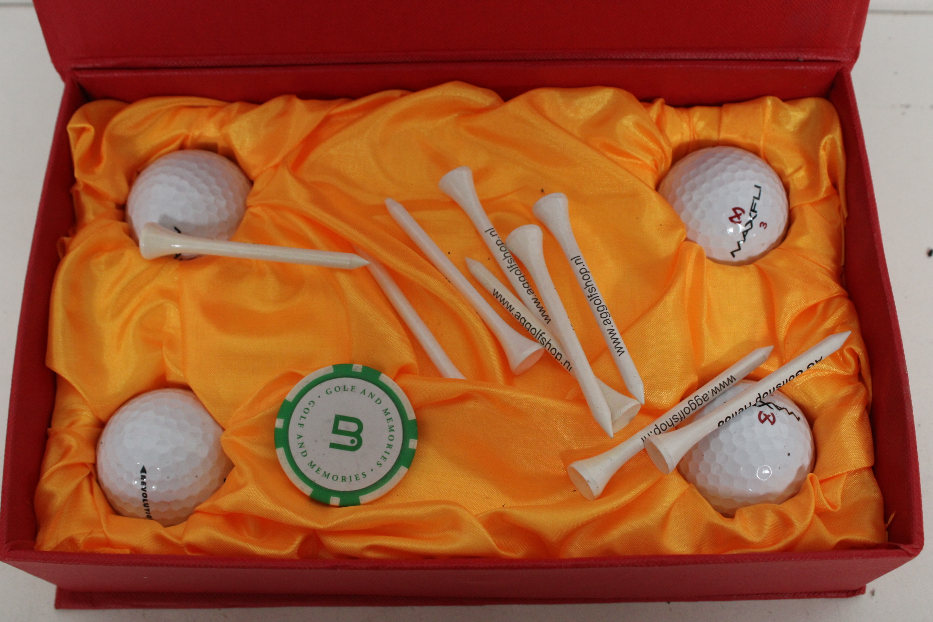Golfballen en tees in rode geschenkdoos – foto 3 – kavel bij GSD Auctions, Zoeterwoude