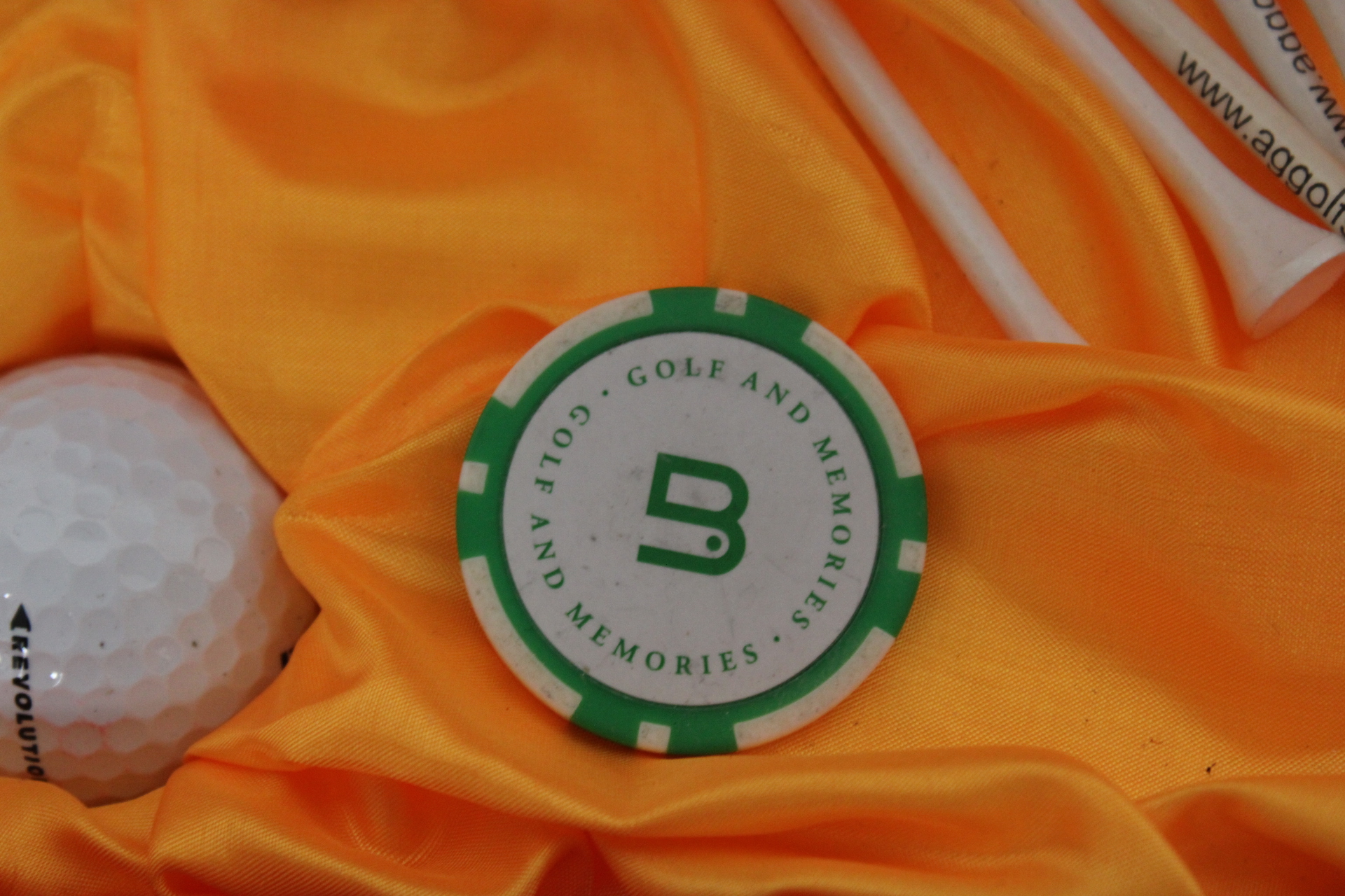 Golfballen en tees in rode geschenkdoos – foto 4 – kavel bij GSD Auctions, Zoeterwoude