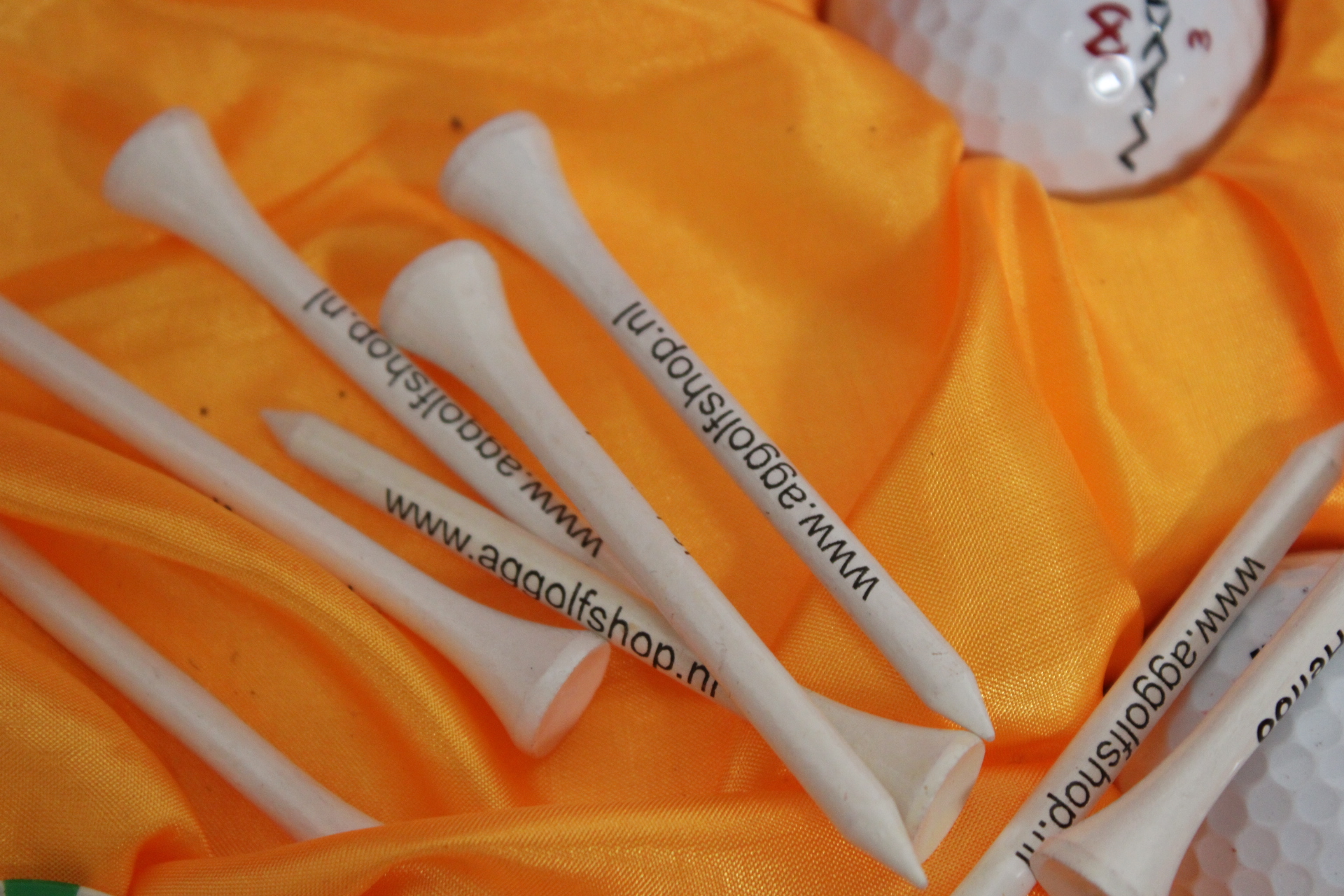 Golfballen en tees in rode geschenkdoos – foto 5 – kavel bij GSD Auctions, Zoeterwoude