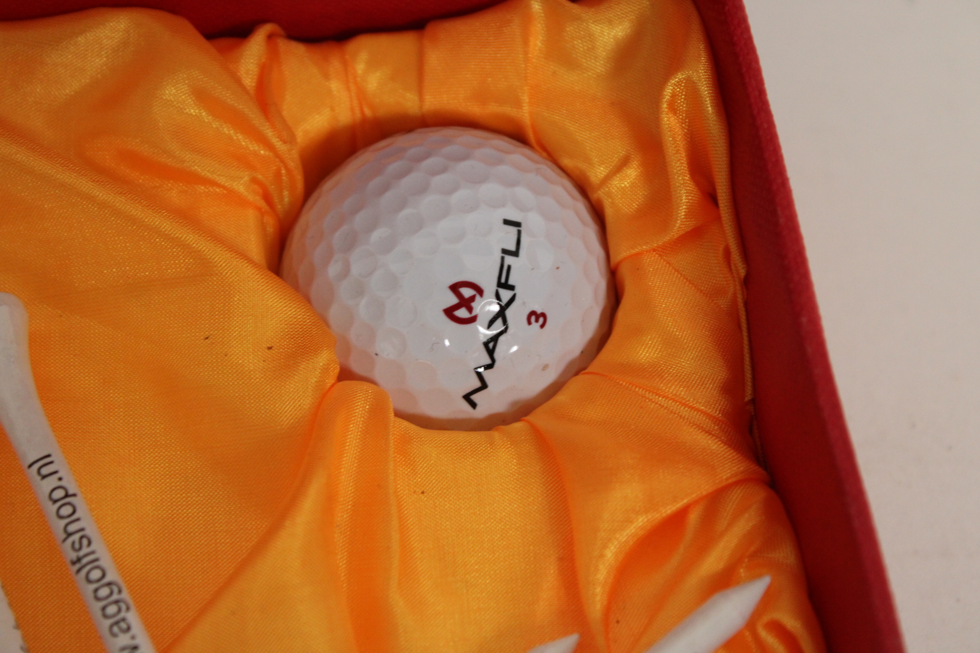 Golfballen en tees in rode geschenkdoos – foto 6 – kavel bij GSD Auctions, Zoeterwoude