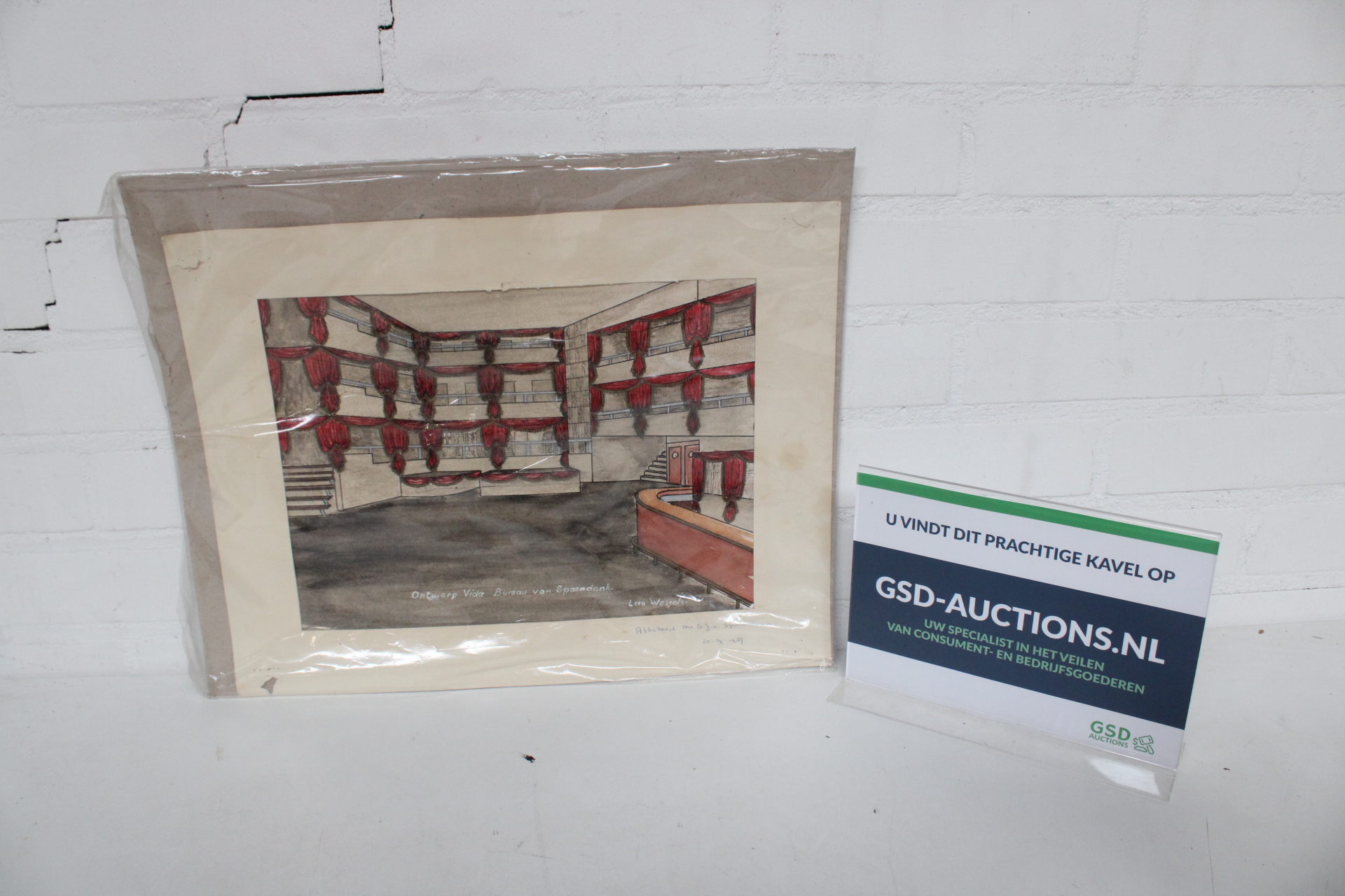 Tekening Interieur met Rode Gordijnen door Leen Weegels – kavel bij GSD Auctions, Zoeterwoude