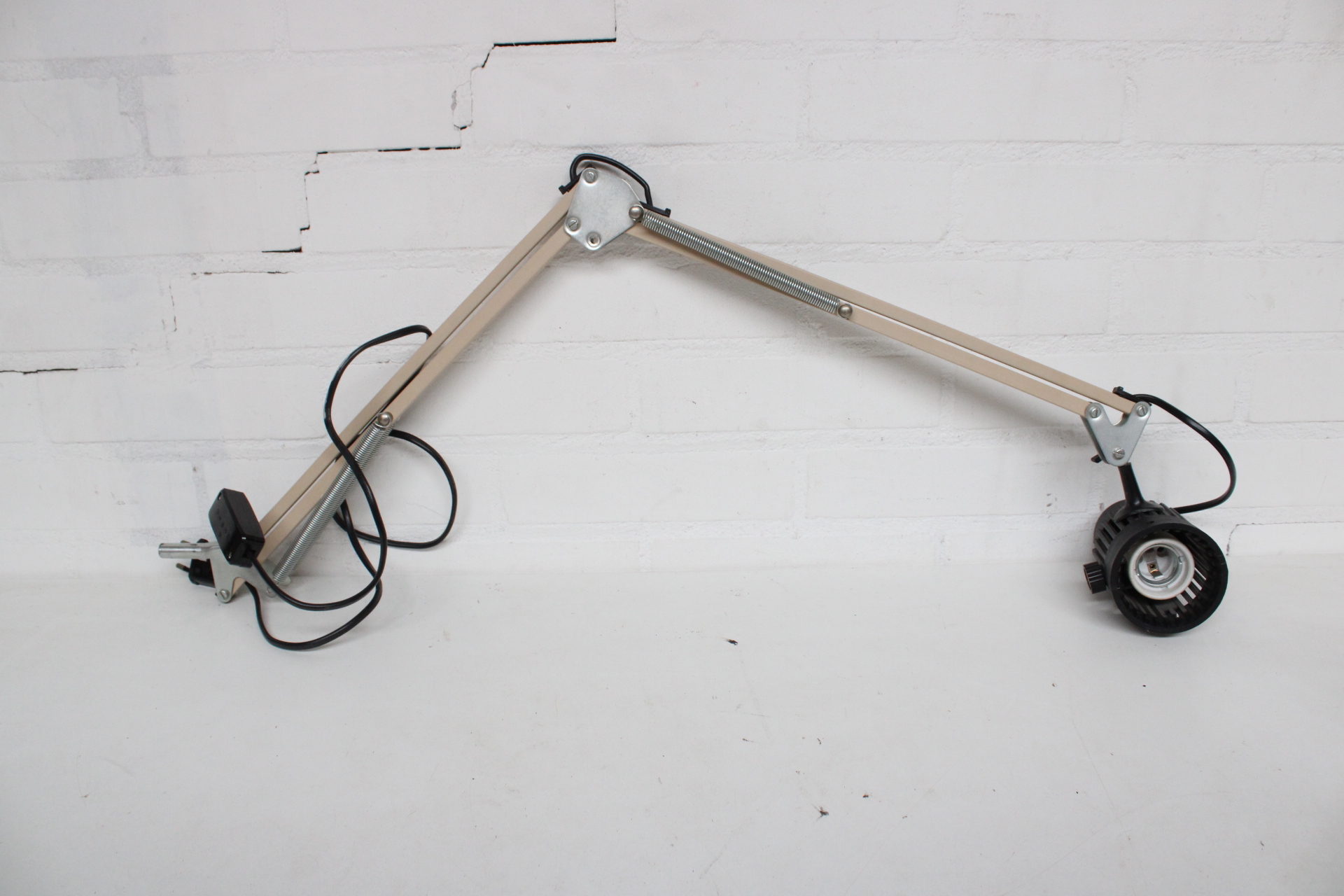 Bureaulamp met verstelbare arm en klem – foto 2 – kavel bij GSD Auctions, Zoeterwoude