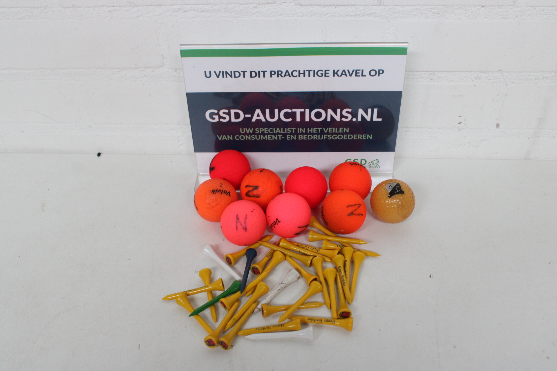 Set gekleurde golfballen en houten tees – kavel bij GSD Auctions, Zoeterwoude